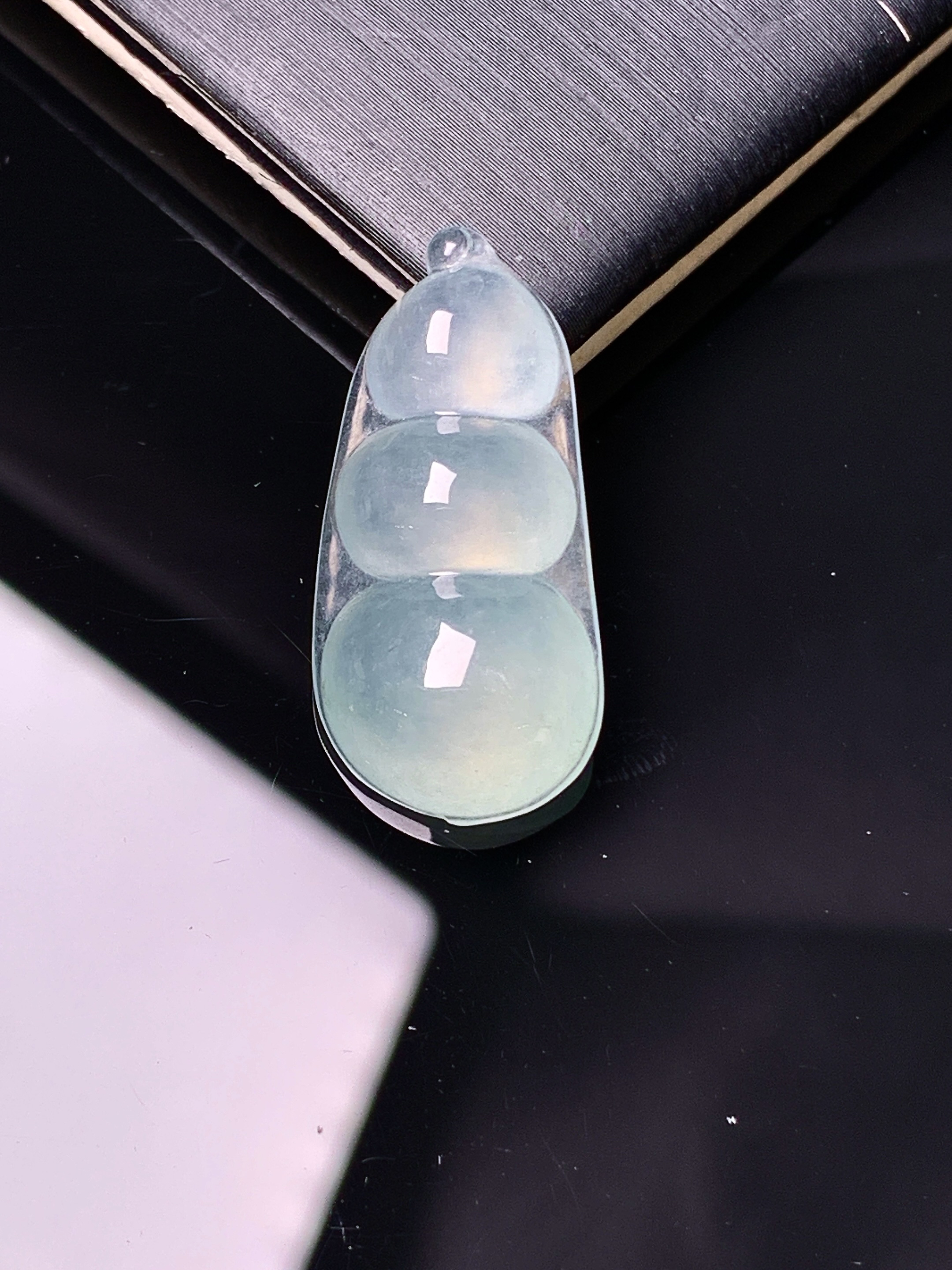 冰种四季豆吊坠 玉质细腻 色泽艳丽清新 水润亮眼 整体尺寸27*12.6*6.5 yz