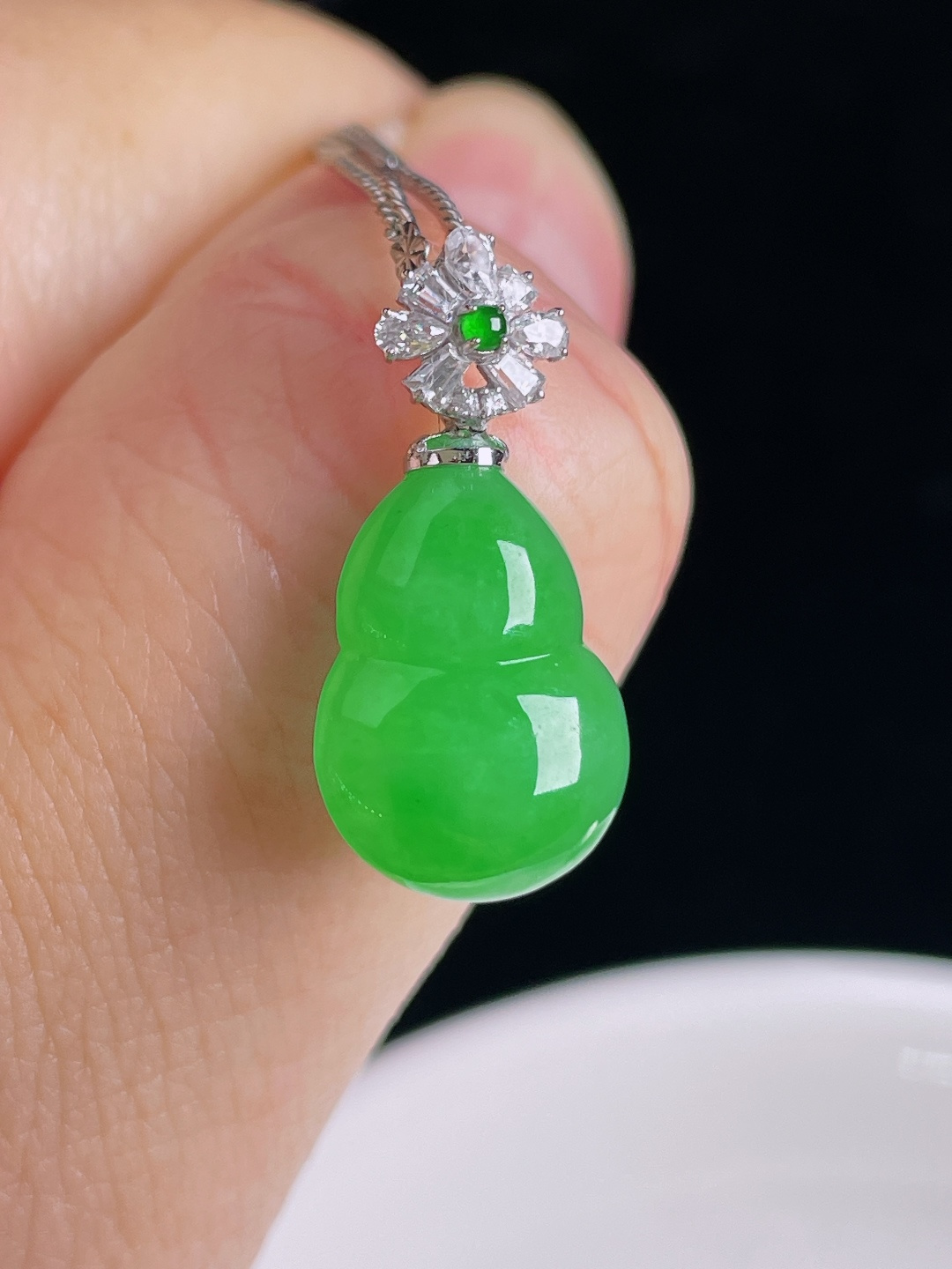 ️阳绿葫芦，18k镶嵌，老种起光，细底通透，尺寸：22.7裸石16.2/11/5mm0915