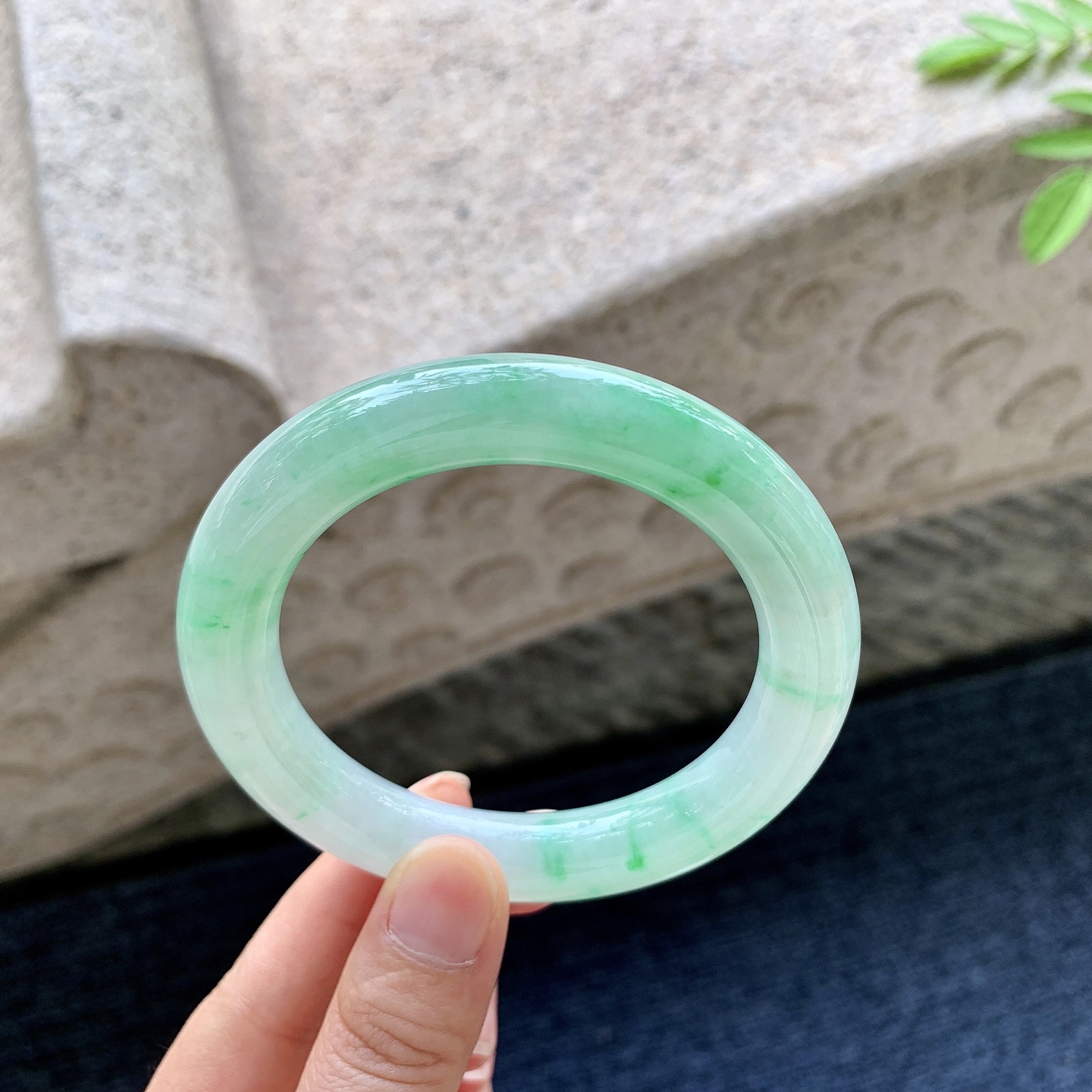 圆条56 57 圈口57.2/11.2/11 编码Q5091646 糯冰飘绿，水润，种老，细腻，打灯有絮线