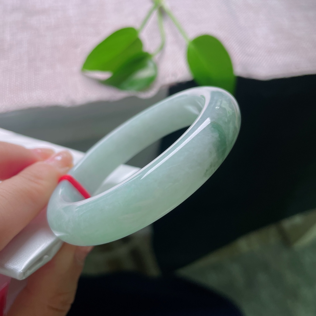 53.5/12.6/8.4，油青正圈，一点皮纹，天然半山半水翡翠，色泽过渡行云流水，每一只都是独一份风景。ss59017a
