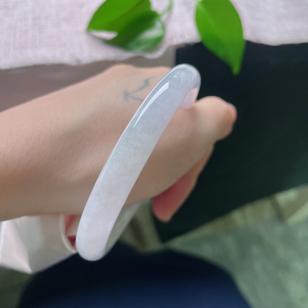 59/8.8，淡圆条，皮纹，玉质糯润细腻，带着淡淡的朦胧紫调，光泽柔和内敛，不刺眼张扬，日常佩戴百搭耐看。ss59025a