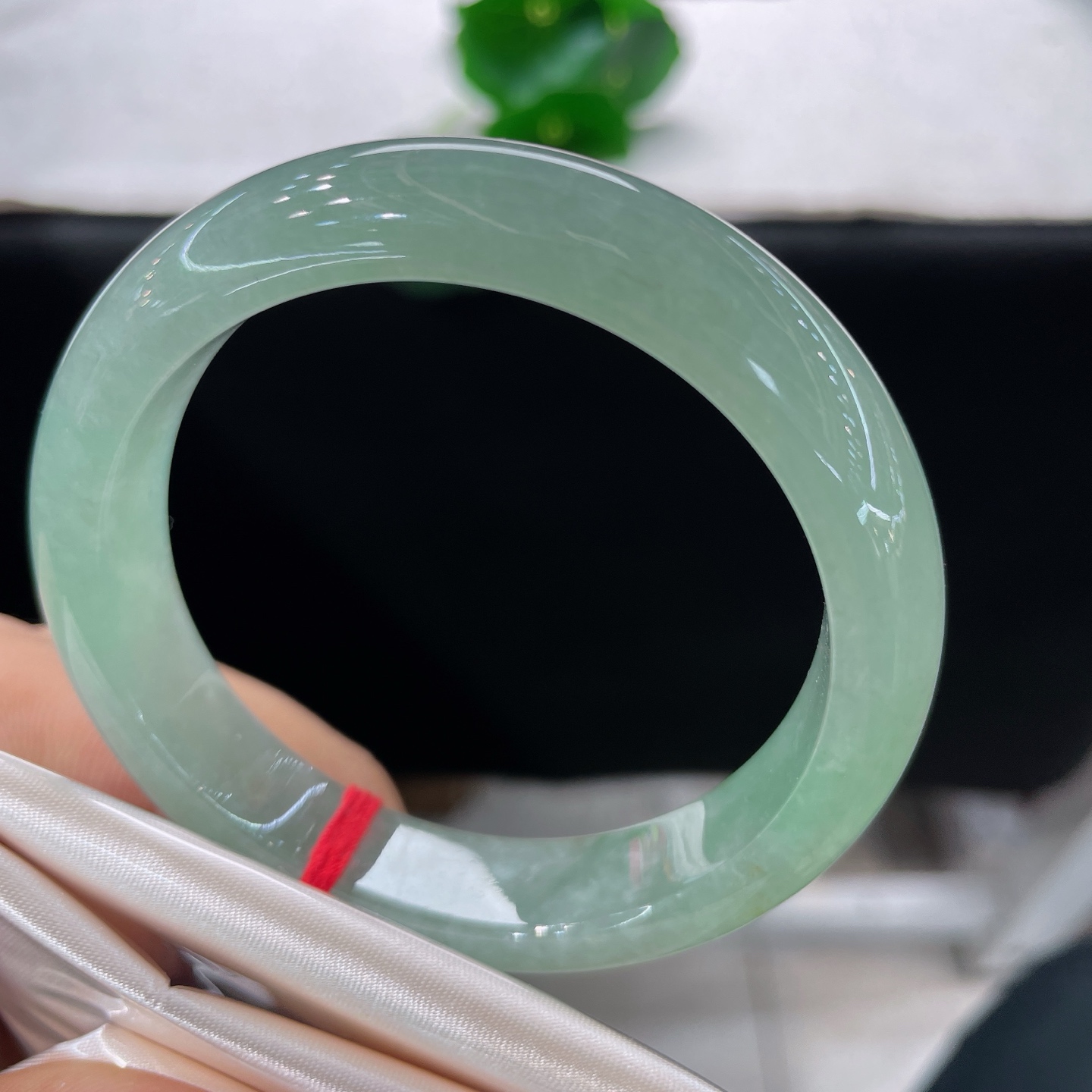 天然翡翠手镯 圈口55.3/12.6/8.4，冰晴底正圈，55/54可戴，莹润玉骨浸满清翠，水光潋滟，素而含韵。无裂。