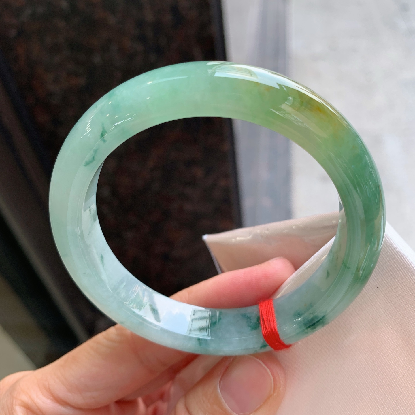 正圈飘花带黄翡 微细纹 尺寸：57.1/12.2/8.8 特色料子