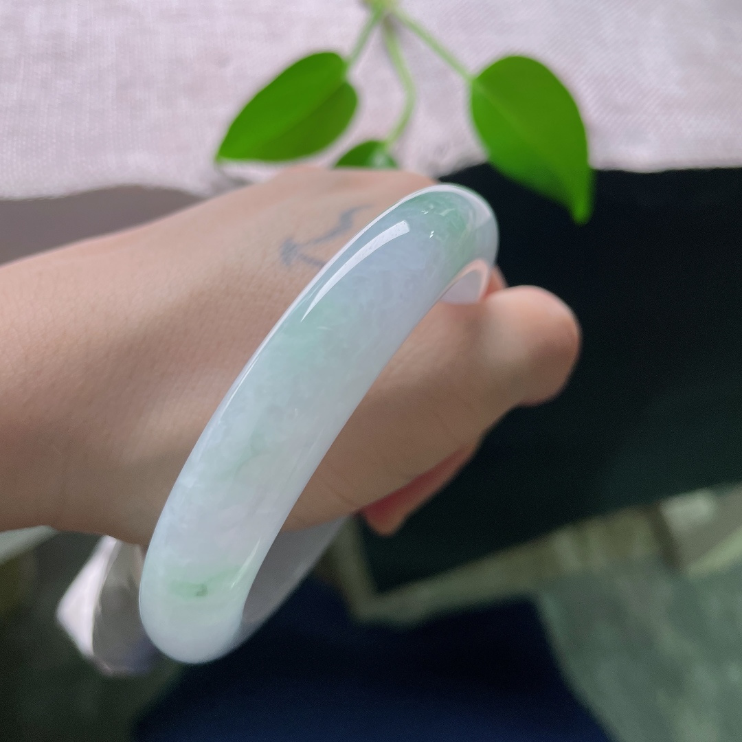57.8/12.6/9.2，飘花正圈，无裂，冰种飘花平安镯，玉润花灵，天然翠韵萦绕，祈愿平安顺遂相伴。ss58842a