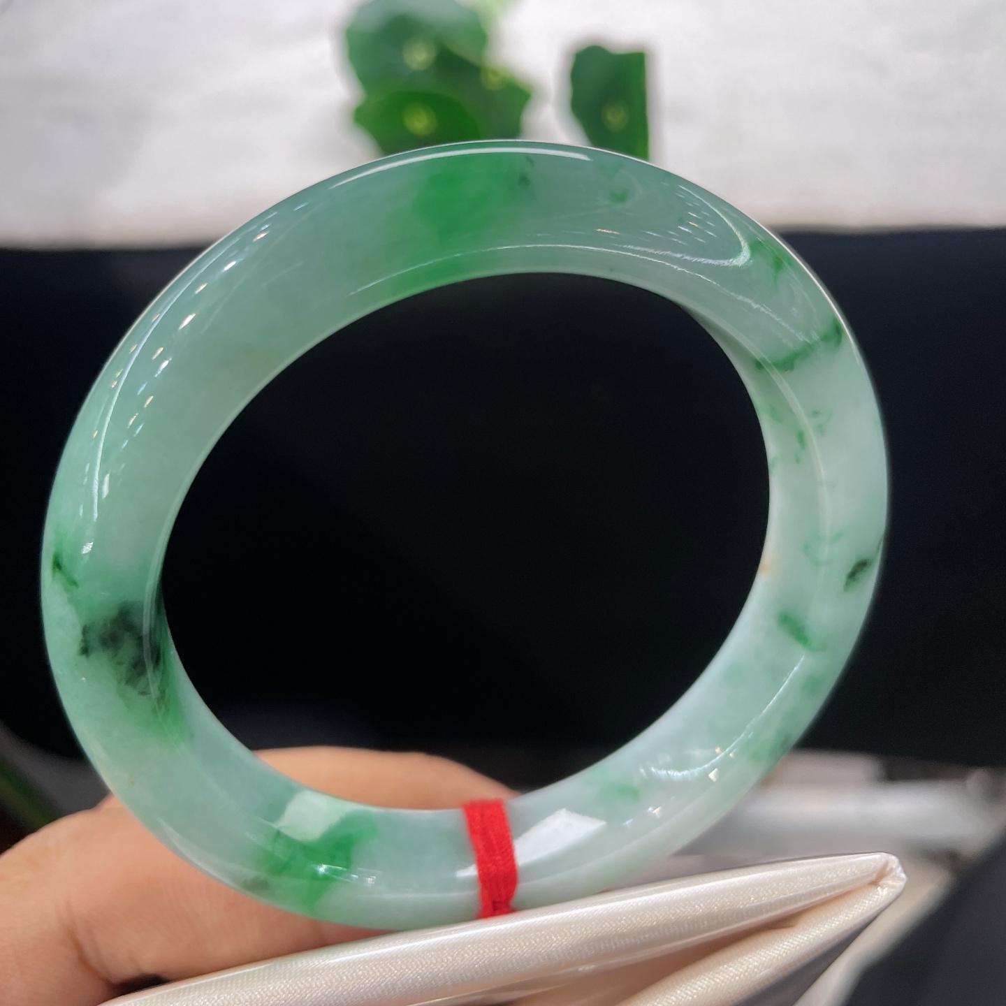 天然翡翠手镯 圈口57/11.6/8.5，飘绿花正圈，56/57可戴，花叶随性蜿蜒，揽山野绿意入腕，