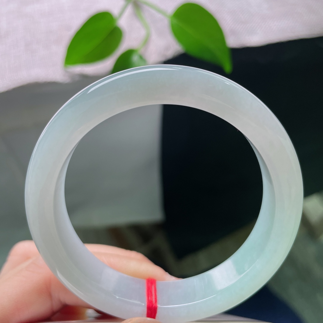 55.3/12/8.2，绿底正圈，指甲纹不显，葡萄肉，镯身饱满圆润，水头通透，浅绿底色均匀柔和，自带夏日清爽气息。ss59094a