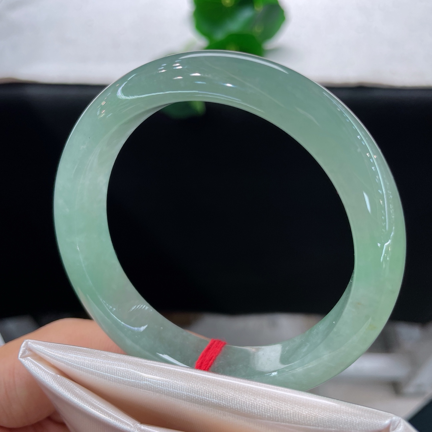 天然翡翠手镯 圈口55.3/12.6/8.4，冰晴底正圈，55/54可戴，莹润玉骨浸满清翠，水光潋滟，素而含韵。无裂。