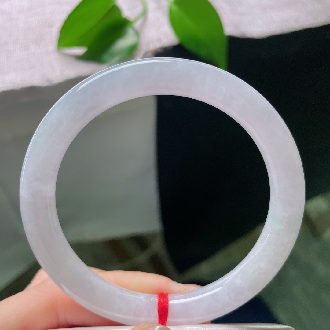 59/8.8，淡圆条，皮纹，玉质糯润细腻，带着淡淡的朦胧紫调，光泽柔和内敛，不刺眼张扬，日常佩戴百搭