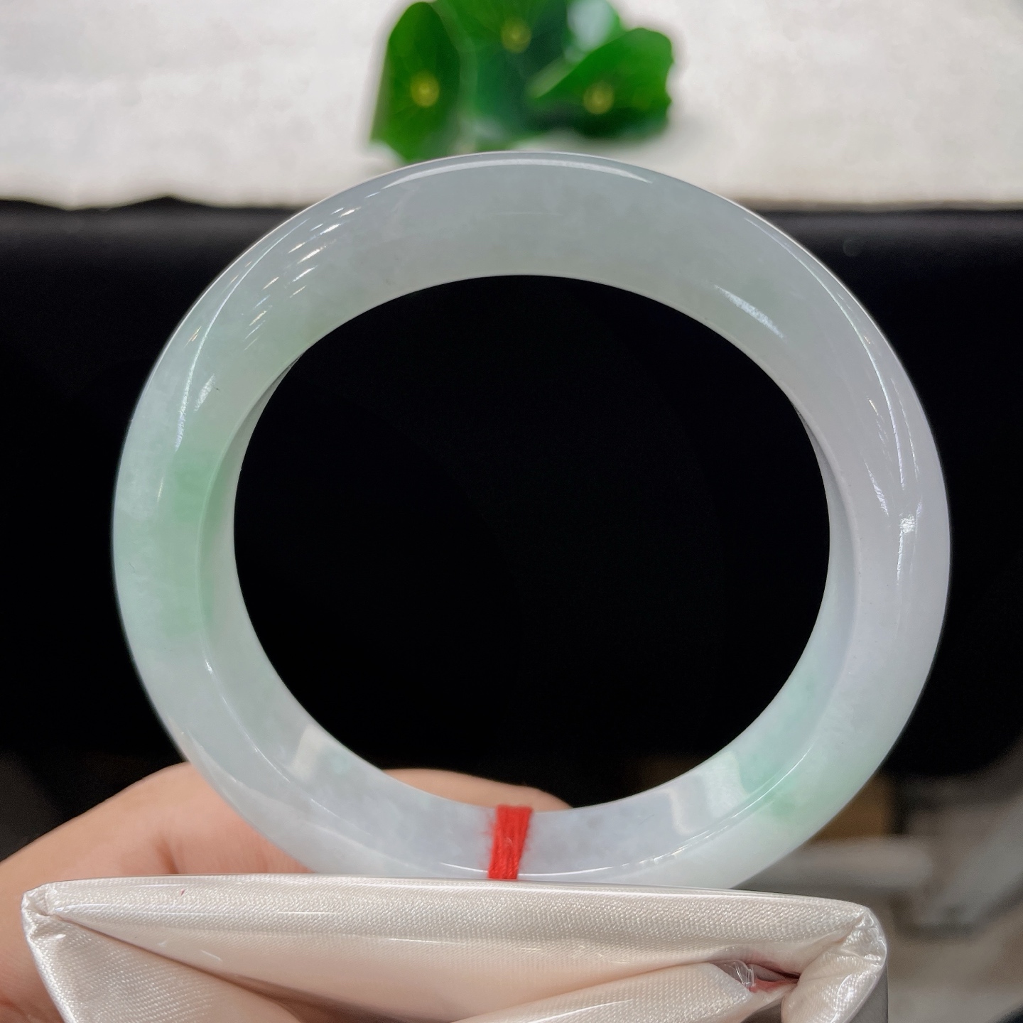 天然翡翠手镯 圈口56.8/12.1/9.0，白底飘绿正圈，56/57/可戴，腕间一点绿，岁岁皆安愉