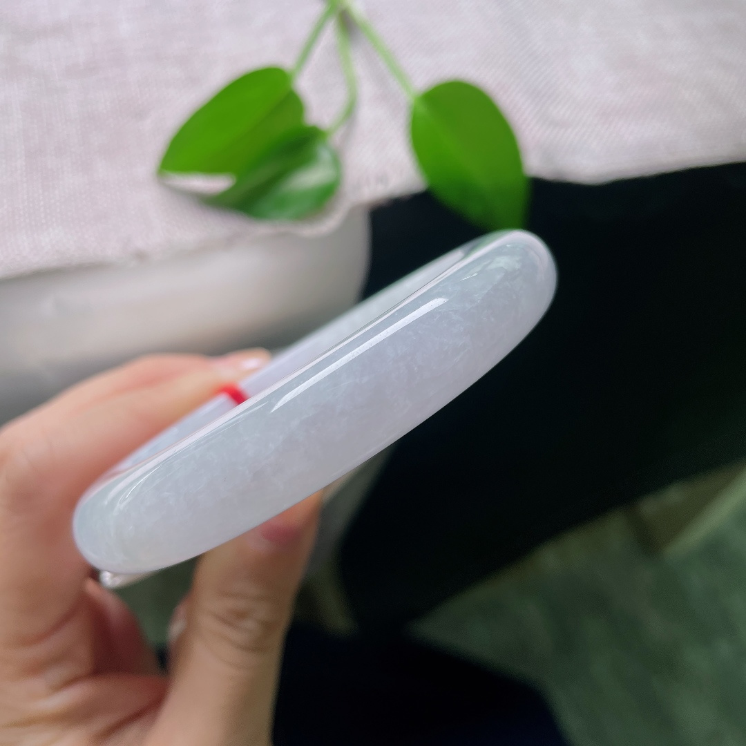 58.7/12.1/10.2，正圈，皮纹，莹润细腻，浅浅的紫底色漫满整只镯身，如烟似雾，温柔得恰到好处。ss59028a