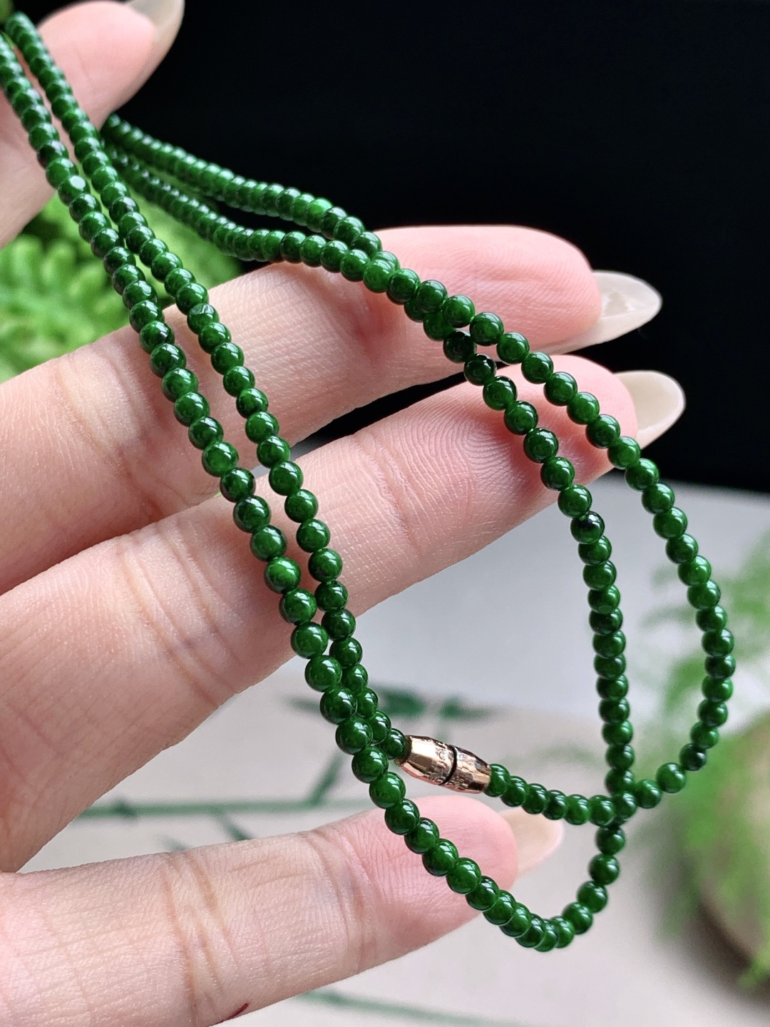【珠子】️糯冰辣绿珠链圆珠子珠链 【说明】缅甸 性比高 【尺寸】3mm，28cm 【重量】8克