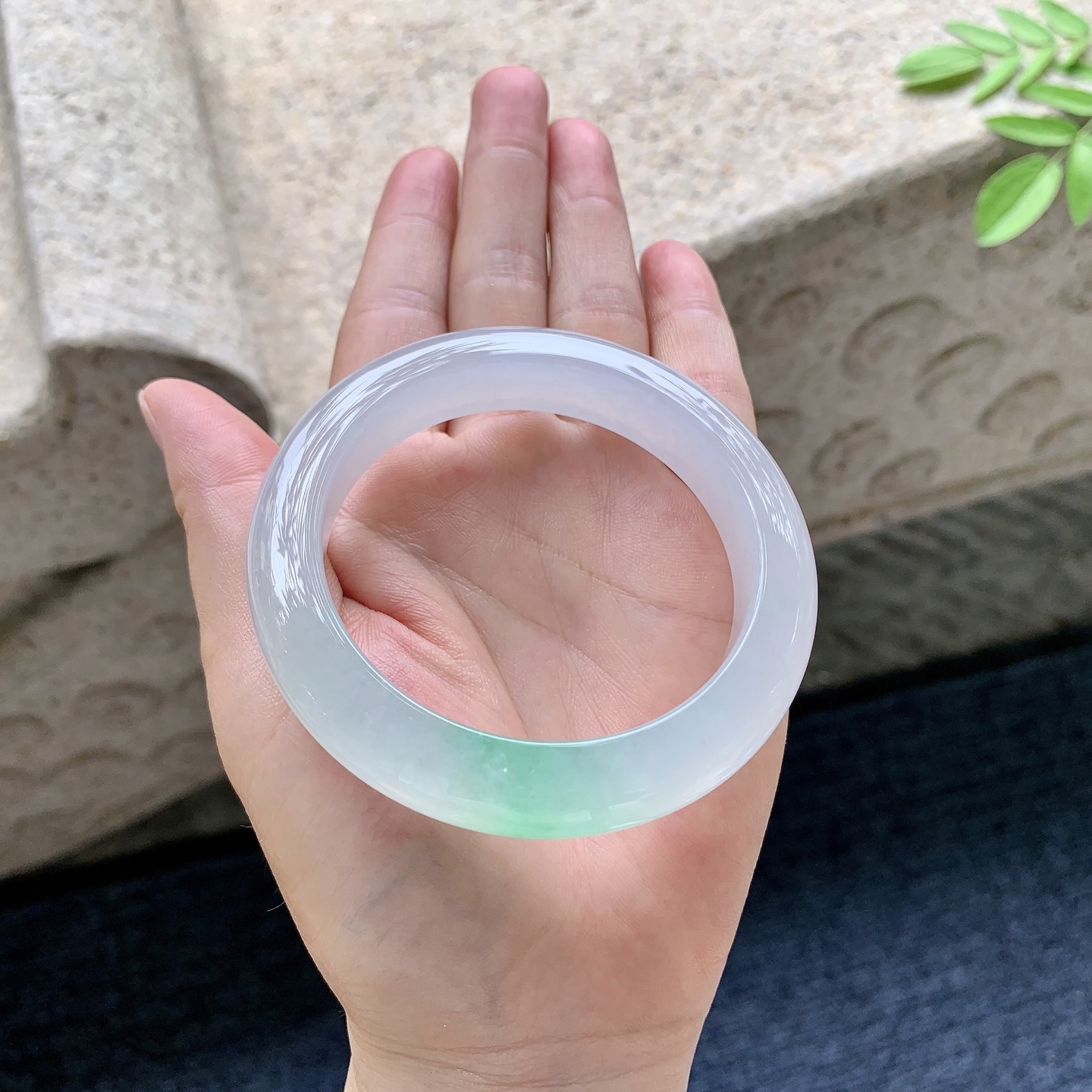 正圈55 56 圈口55.8/12.2/9.5 编码TR091652 冰飘阳绿，水润，种老，细腻，打灯有棉线