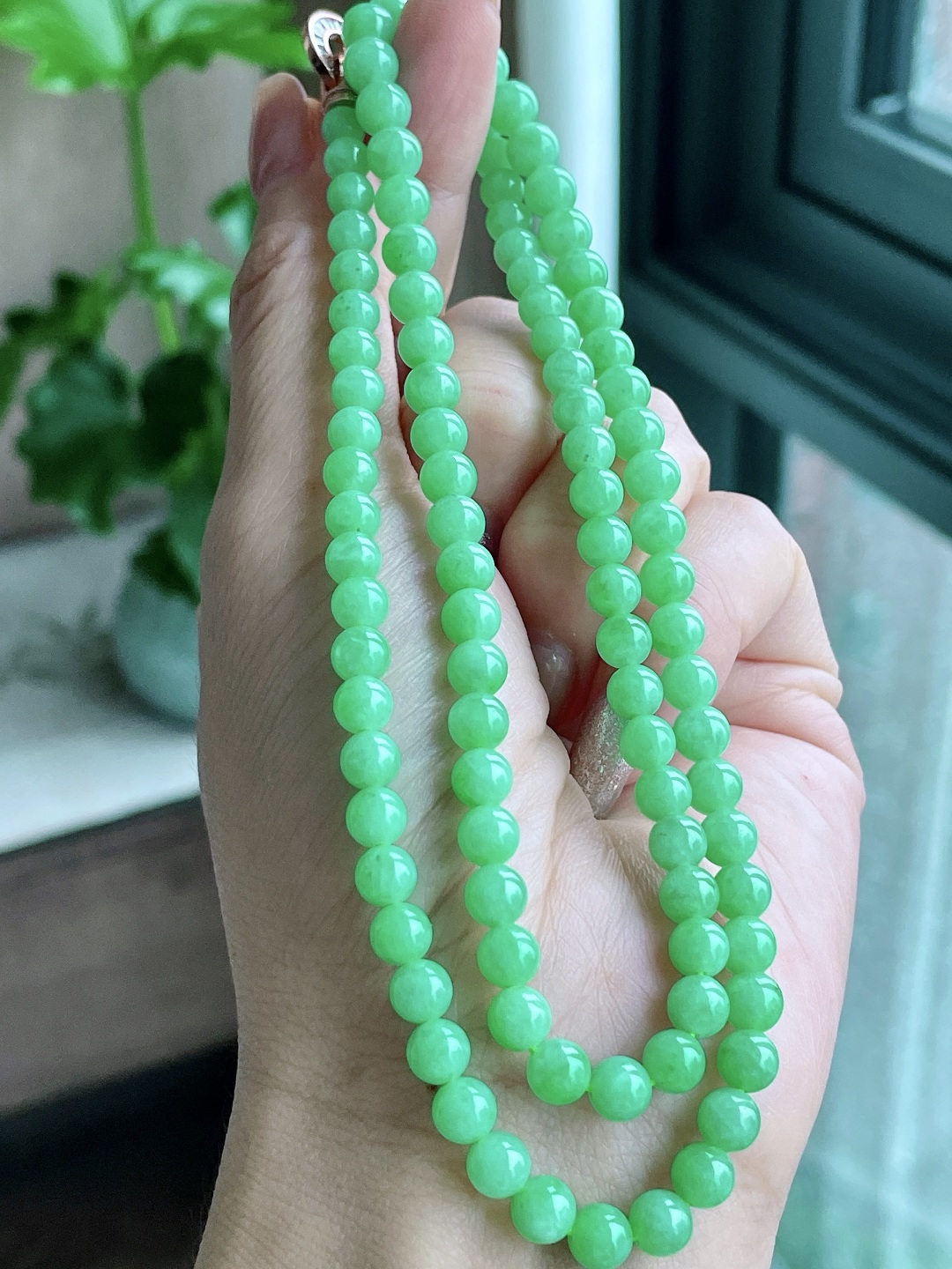 【珠子】阳绿项链圆珠珠子项链 【说明】缅甸 性比高 【尺寸】6.2-5.4mm，30cm 【重量】34.8克