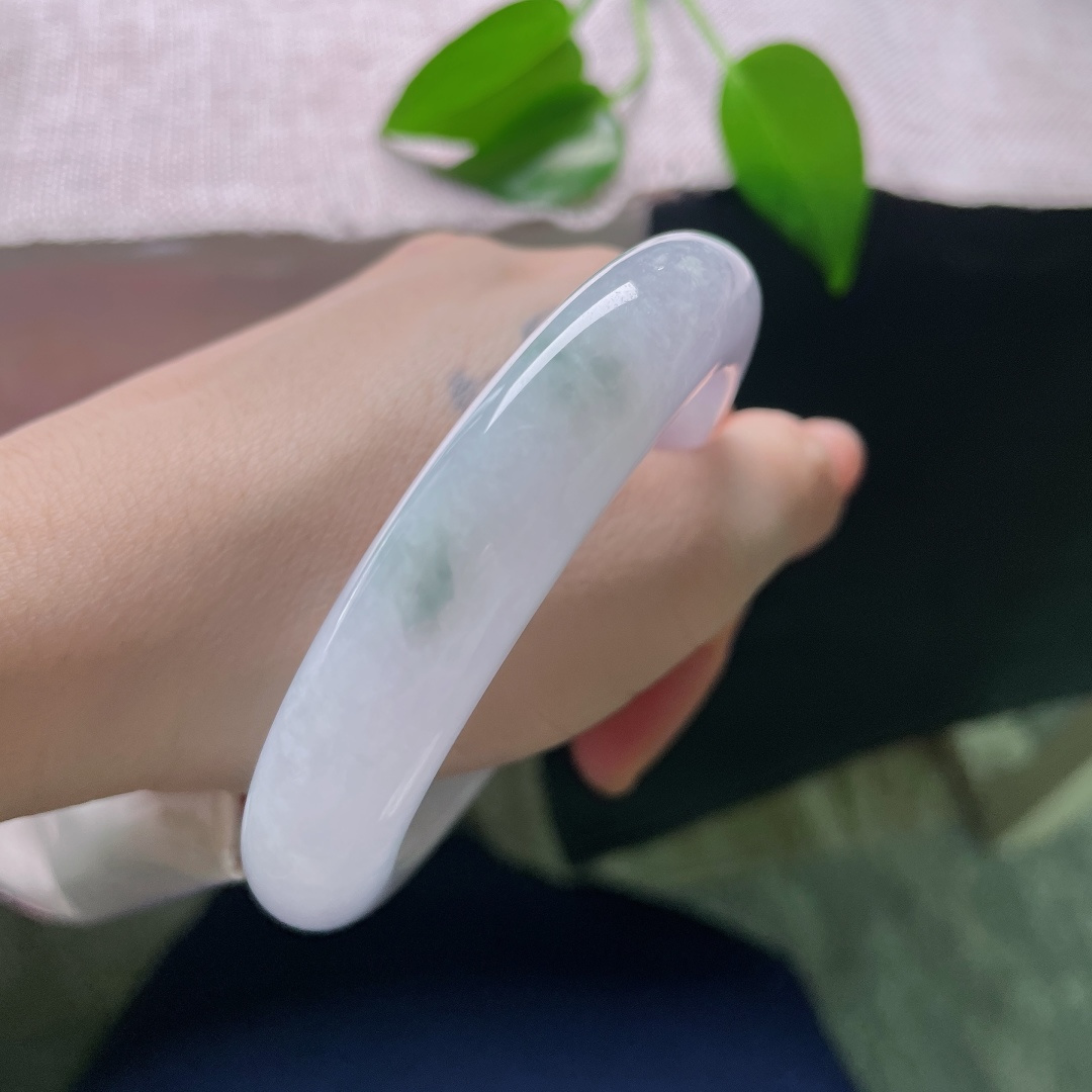 59/12.8/10.7，飘花正圈，一点皮纹，紫底衬翠花，紫与绿相互交融映衬，色彩层次丰富，一眼看去，便是莫奈花园般浪漫的画面感。ss59039a