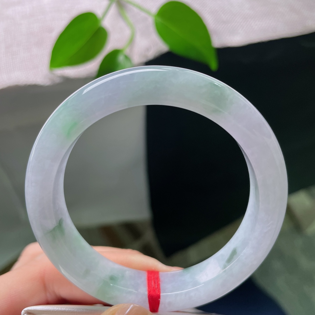 53.5/12/8.9，正圈，无裂，平安镯，冰底清透莹润，点点绿花随性散落，灵动雅致。ss58840a