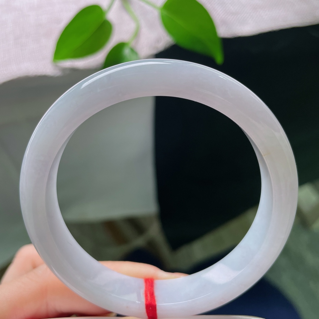 58.8/12/8.4，正圈，无裂，洒金平安镯，玉质温润细腻，点点金韵散落在素玉之上，温柔别致。ss58761a