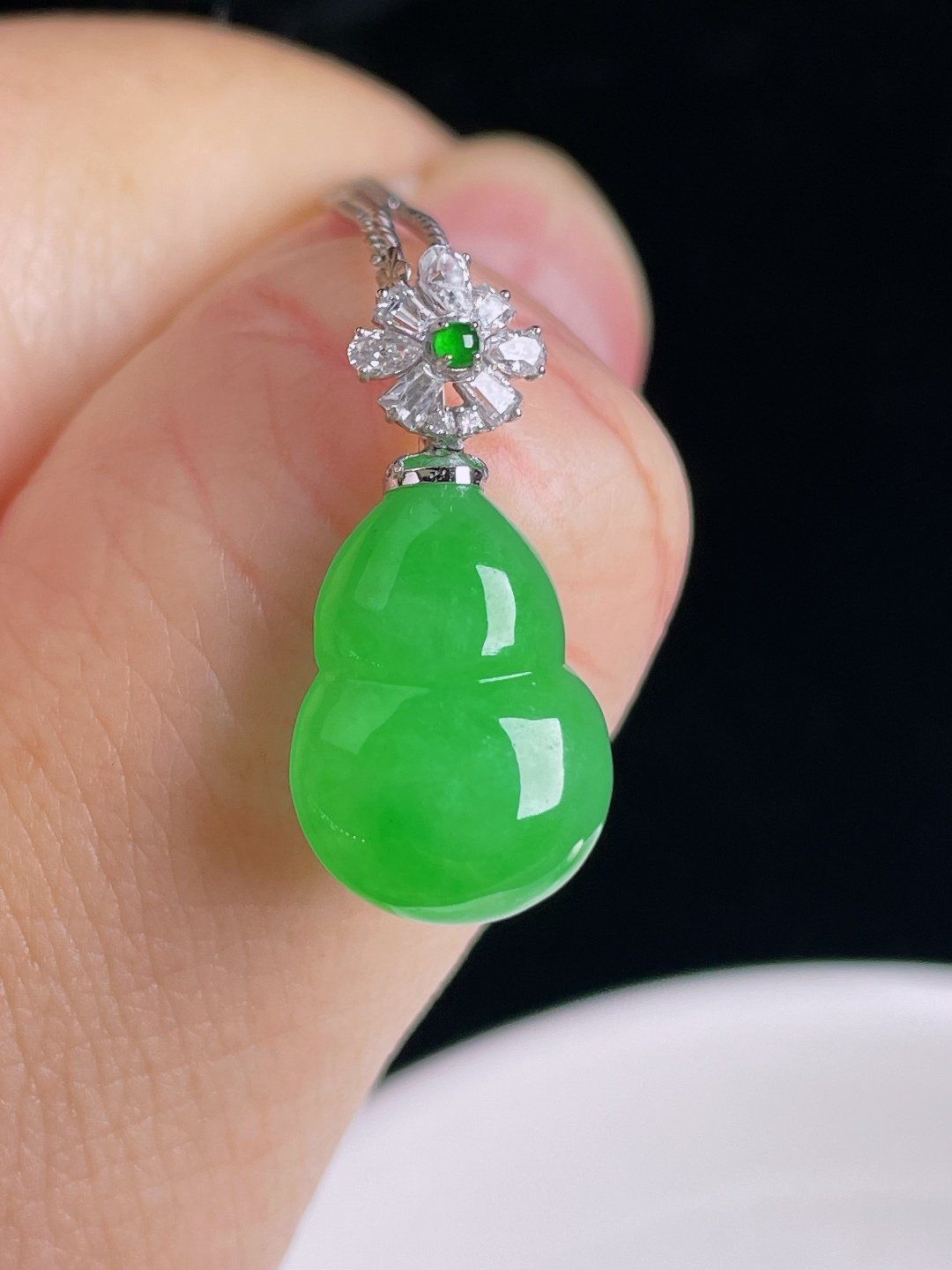 ️阳绿葫芦，18k镶嵌，老种起光，细底通透，尺寸：22.7裸石16.2/11/5mm0915