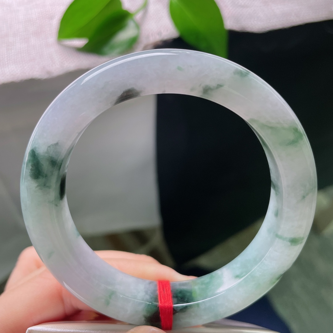 59/12.4/10.9，飘花正圈，皮纹，水润细腻，浓墨飘花游走在冰润玉底之上，仿佛把江南烟雨山林，