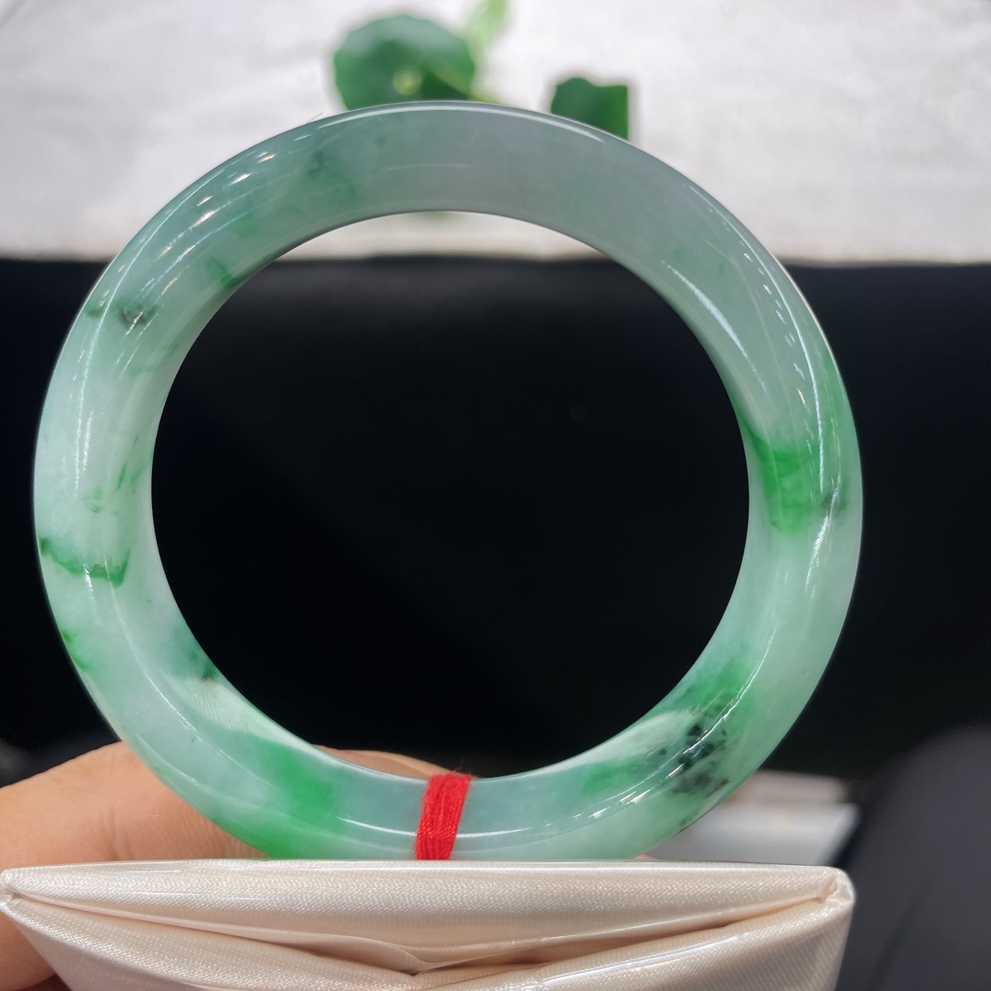 天然翡翠手镯 圈口57/11.6/8.5，飘绿花正圈，56/57可戴，花叶随性蜿蜒，揽山野绿意入腕，清灵写意。无裂