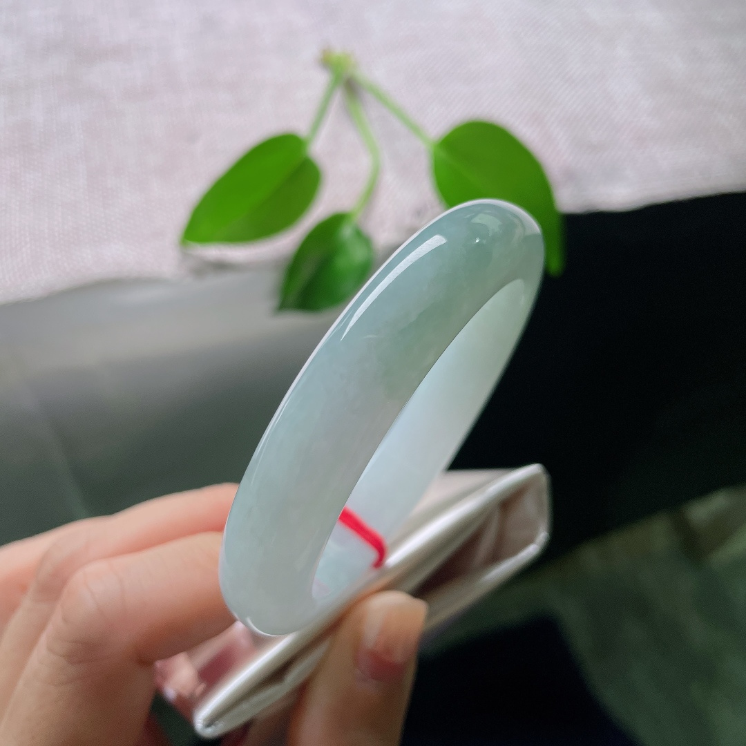 54.6/12.1/8.6，蓝底正圈，晶体线，镯身圆润饱满，水头清亮，白绿自然过渡，宛若远山藏翠，意境悠然。ss59090a