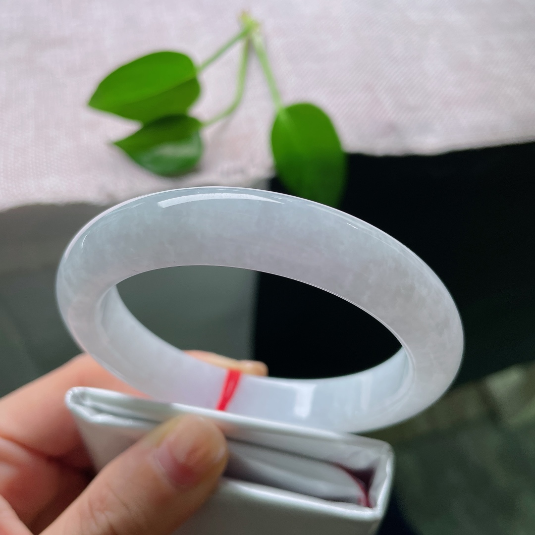 60/12.4/9.4，白月光正圈，无裂，镯身圆润饱满，水头清亮柔和，玉光淡淡流淌，自带清冷温柔气质。ss58785a