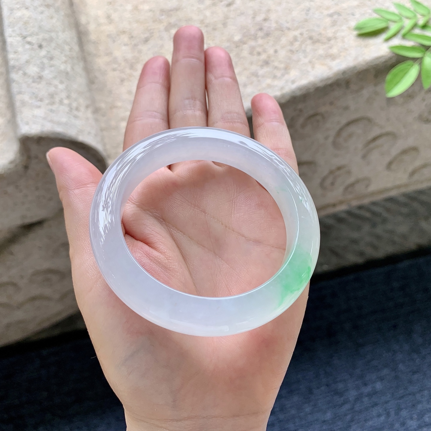 正圈55 56 圈口55.8/12.2/9.5 编码TR091652 冰飘阳绿，水润，种老，细腻，打灯有棉线