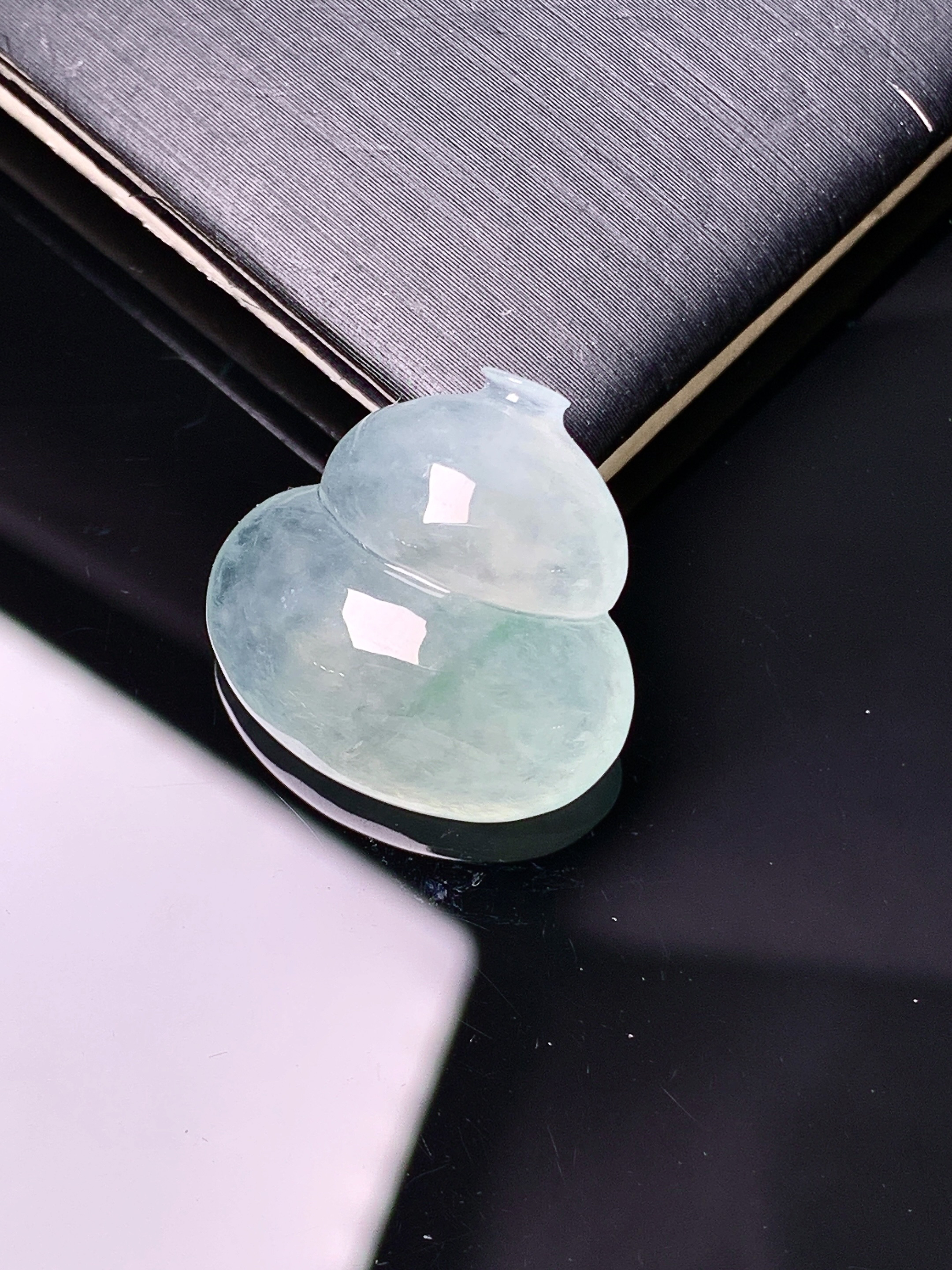 冰种葫芦吊坠 玉质细腻 色泽艳丽清新 水润亮眼 整体尺寸18.5*19*6.8 yz