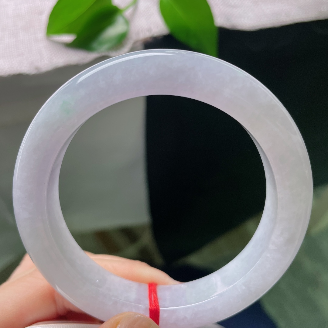 58.7/12.1/10.2，正圈，皮纹，莹润细腻，浅浅的紫底色漫满整只镯身，如烟似雾，温柔得恰到好处。ss59028a