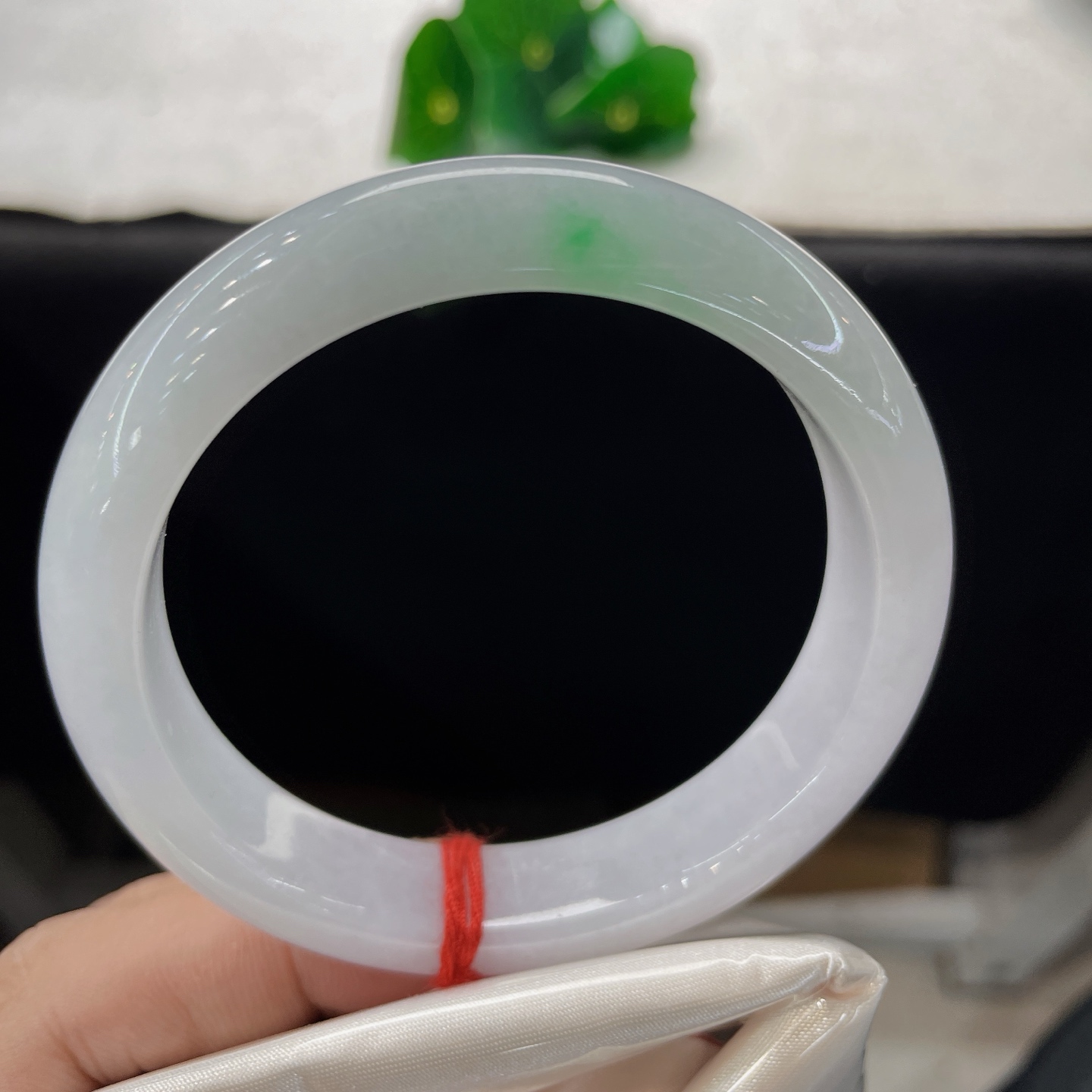 天然翡翠手镯 圈口58/12.7/8.6，白底青正圈，57/58可戴，素镯凝浅玉，一点翠含春。无裂