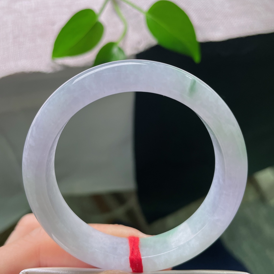 52.8/12.1/8.4，飘花正圈，无裂，冰底通透细腻，轻盈绿花悠然点缀，镯型圆润，自带清幽淡雅的山水意境。ss58839a
