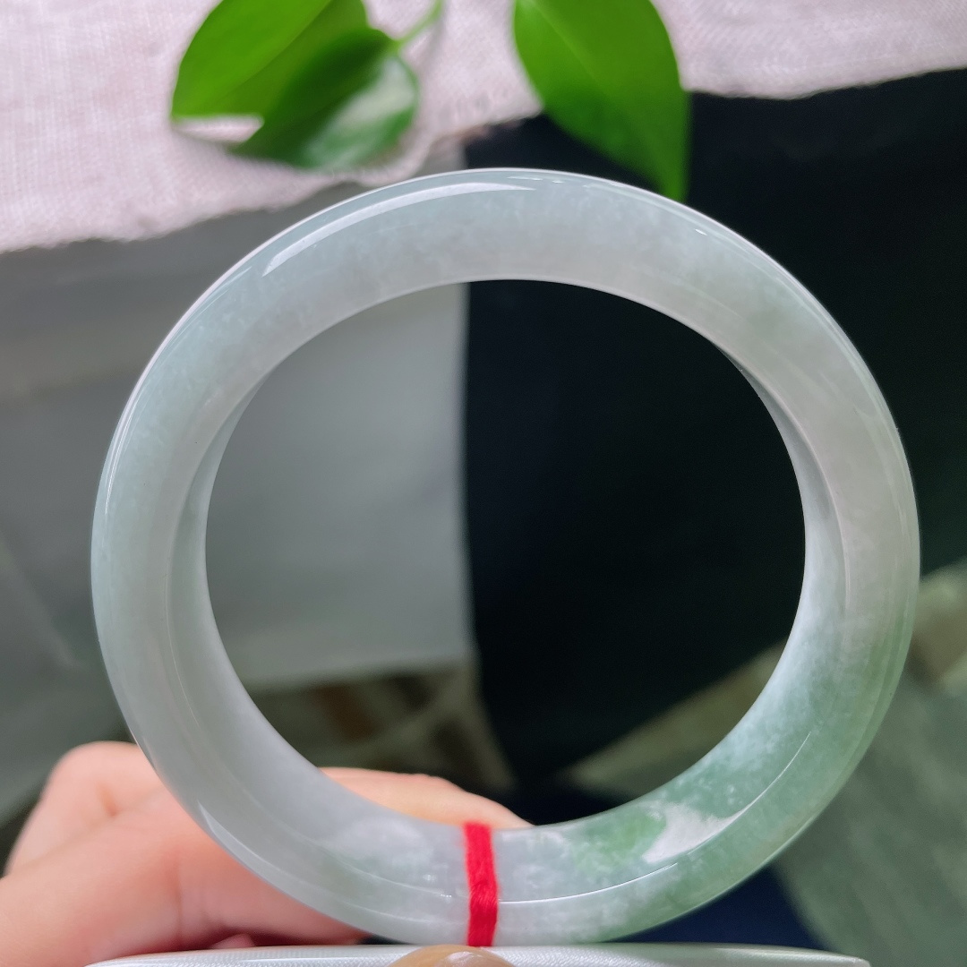 58.6/13.5/8.2，油青正圈，晶体，玉质细腻温润，一半素白清雅，一半翠色凝润，自带山水朦胧美