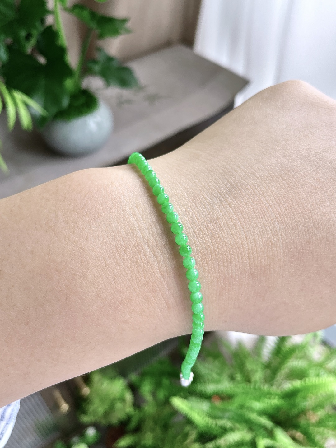 【珠子】阳绿手链圆珠珠子手链 【说明】缅甸 性比高 【尺寸】3.3mm 【重量】4.1克