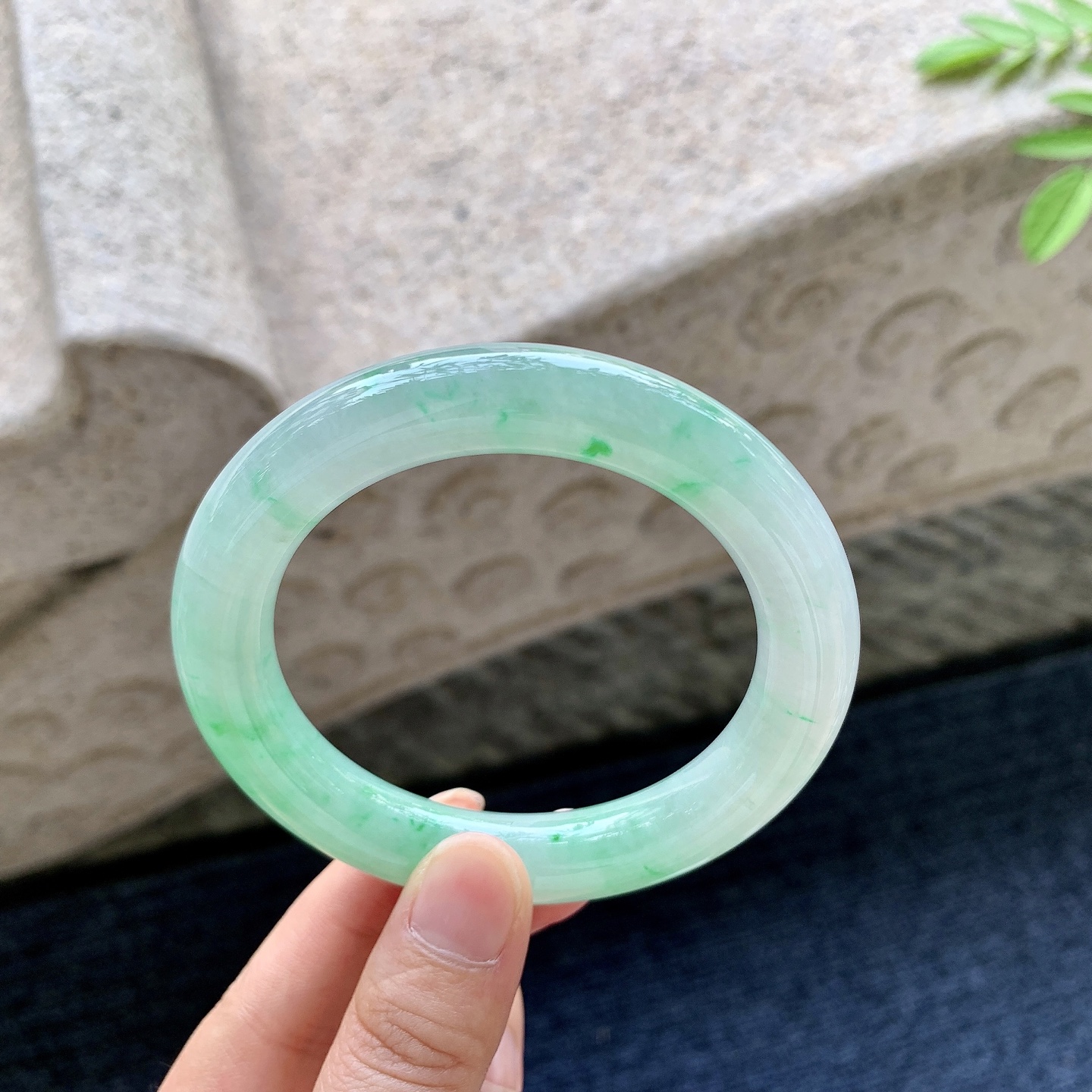 圆条56 57 圈口57.2/11.2/11 编码Q5091646 糯冰飘绿，水润，种老，细腻，打灯有絮线
