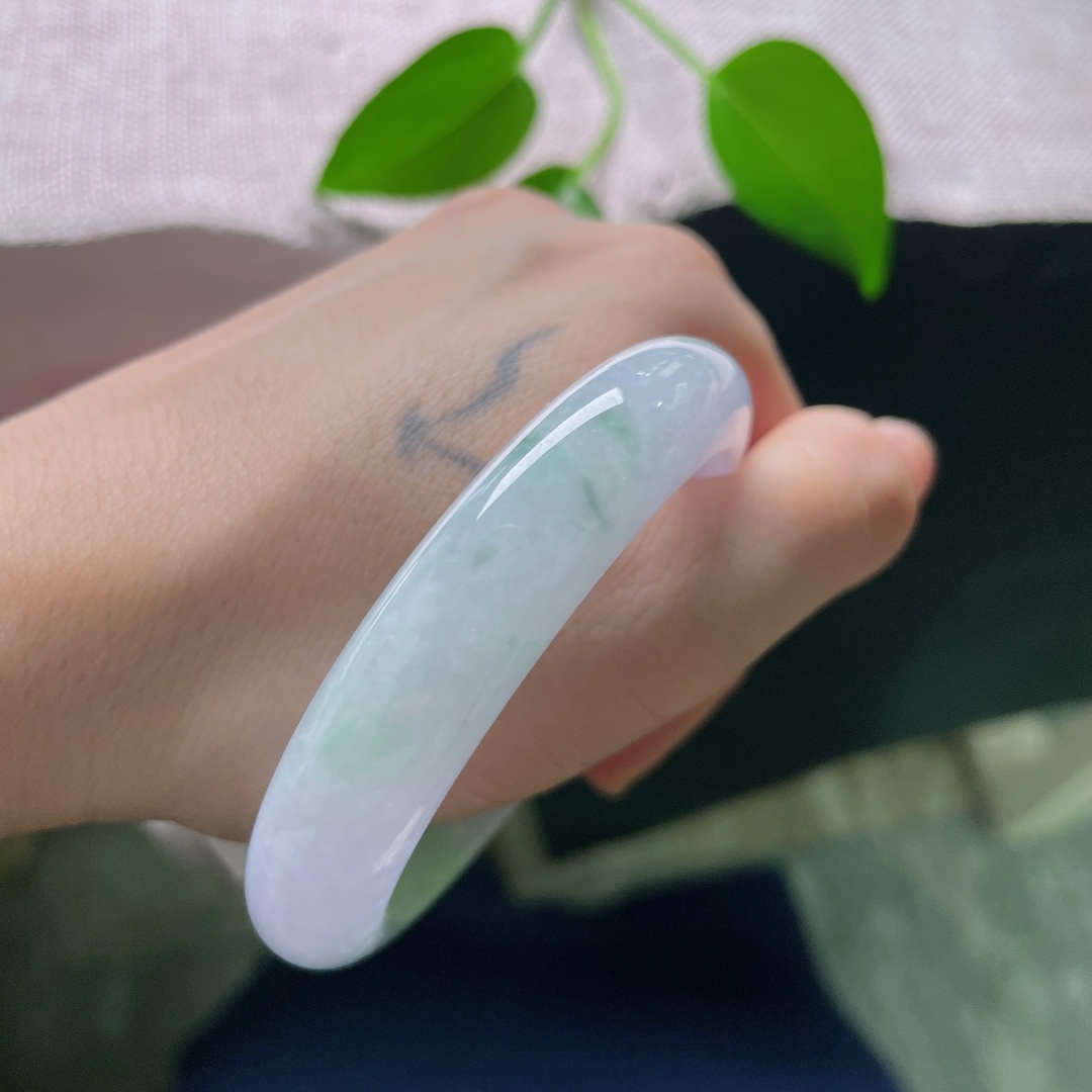 52.8/12.1/8.4，飘花正圈，无裂，冰底通透细腻，轻盈绿花悠然点缀，镯型圆润，自带清幽淡雅的山水意境。ss58839a