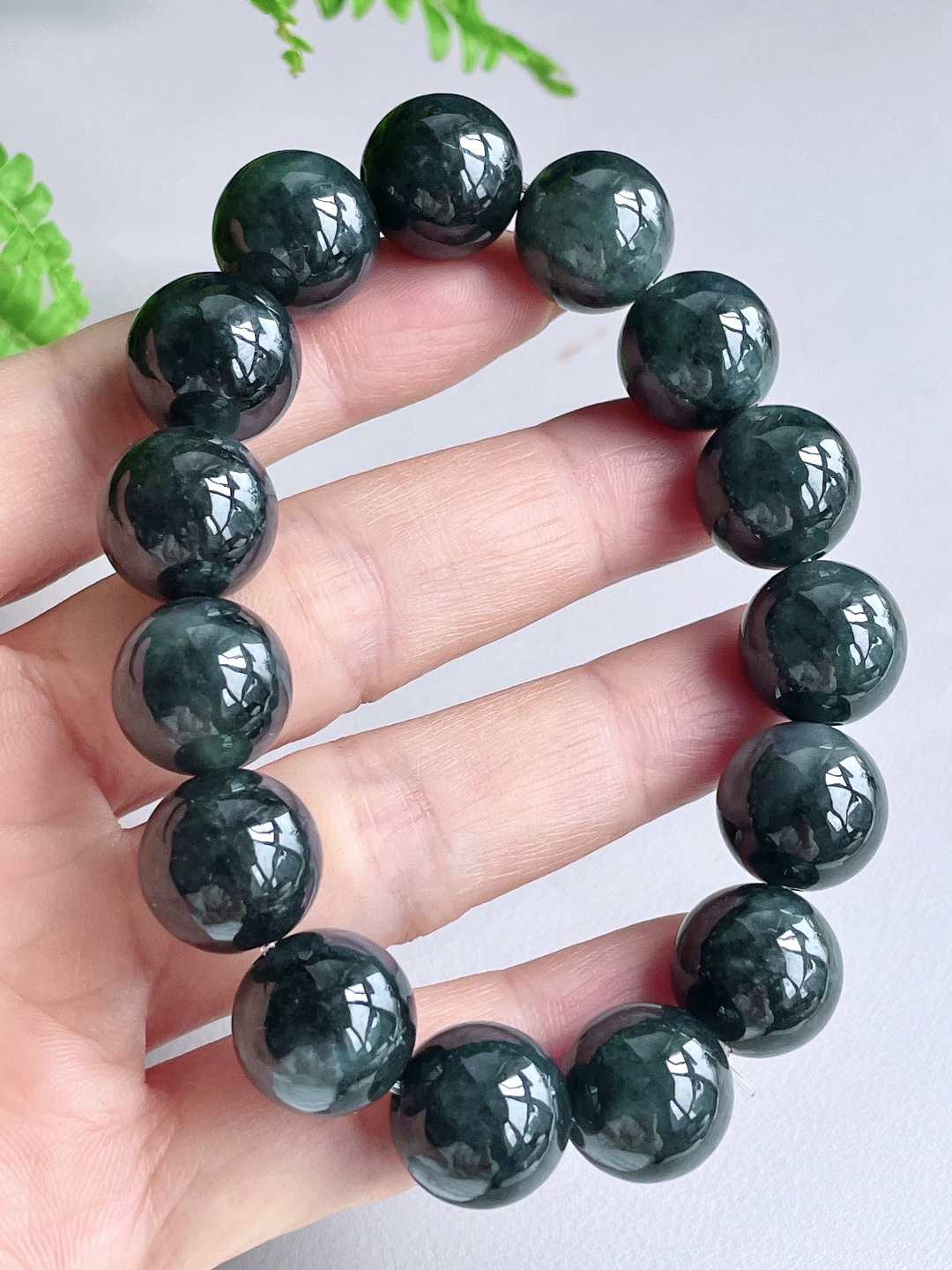 【珠子】冰乌鸡手串圆珠珠子手串 【说明】缅甸 性比高 【尺寸】14.4mm 【重量】75.7克