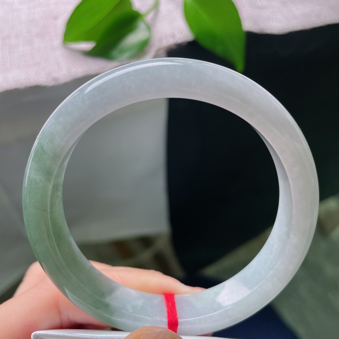 57.5/12.4/8.1，油青正圈，一点皮纹，半白半翠的天然景致，玉光温润内敛，衬出手腕温柔娴静气质。ss59009a