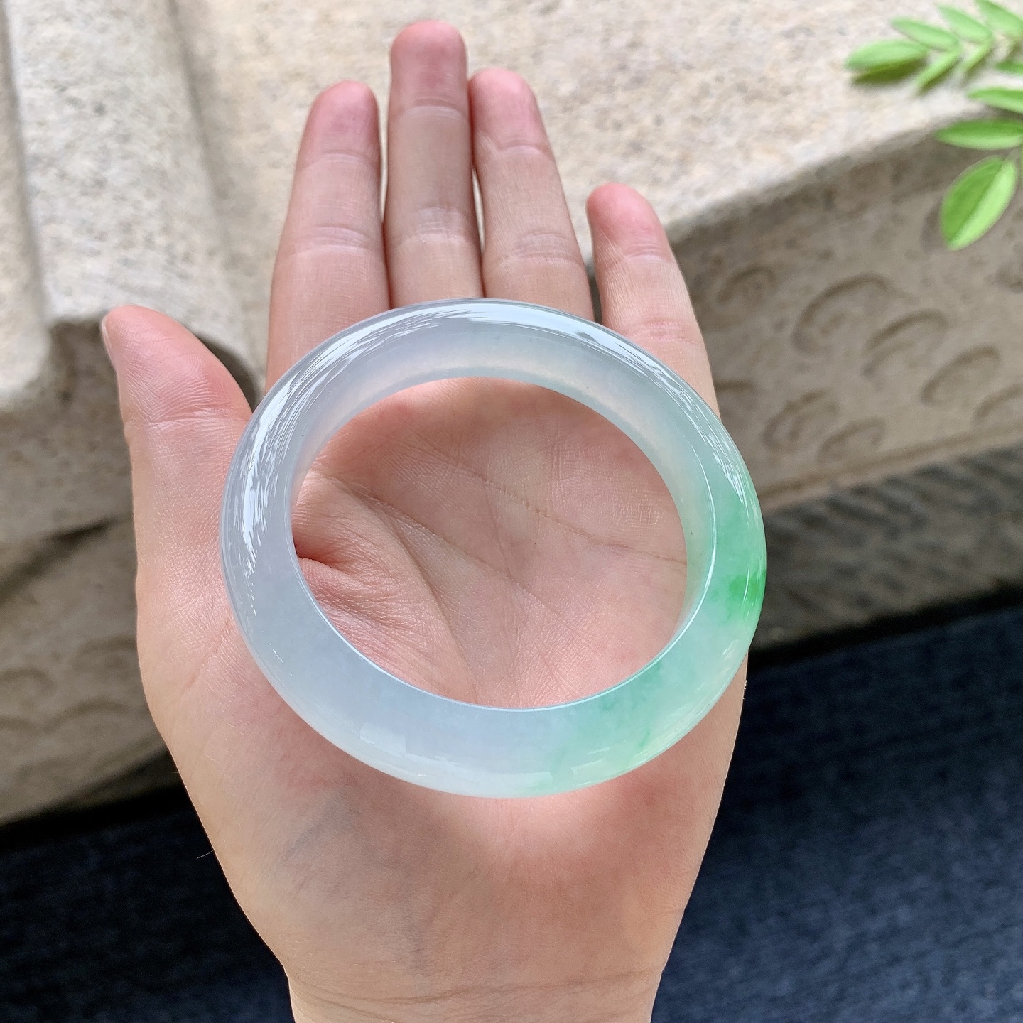 正圈53 54 圈口53.4/11.8/8.8 编码ZLD091626 糯冰飘绿，水润，种老，细腻，打灯有棉线