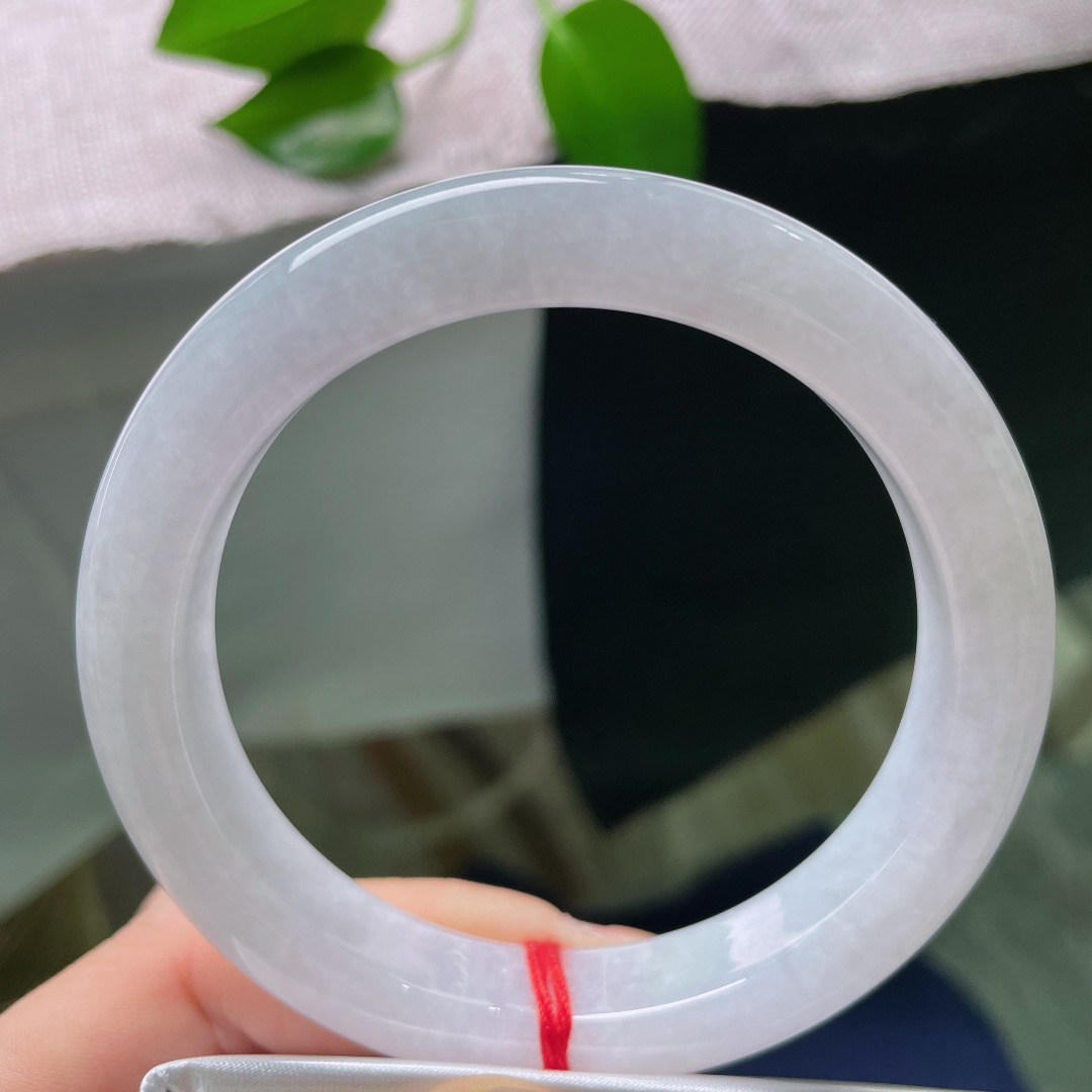 60/12.4/9.4，白月光正圈，无裂，镯身圆润饱满，水头清亮柔和，玉光淡淡流淌，自带清冷温柔气质。ss58785a