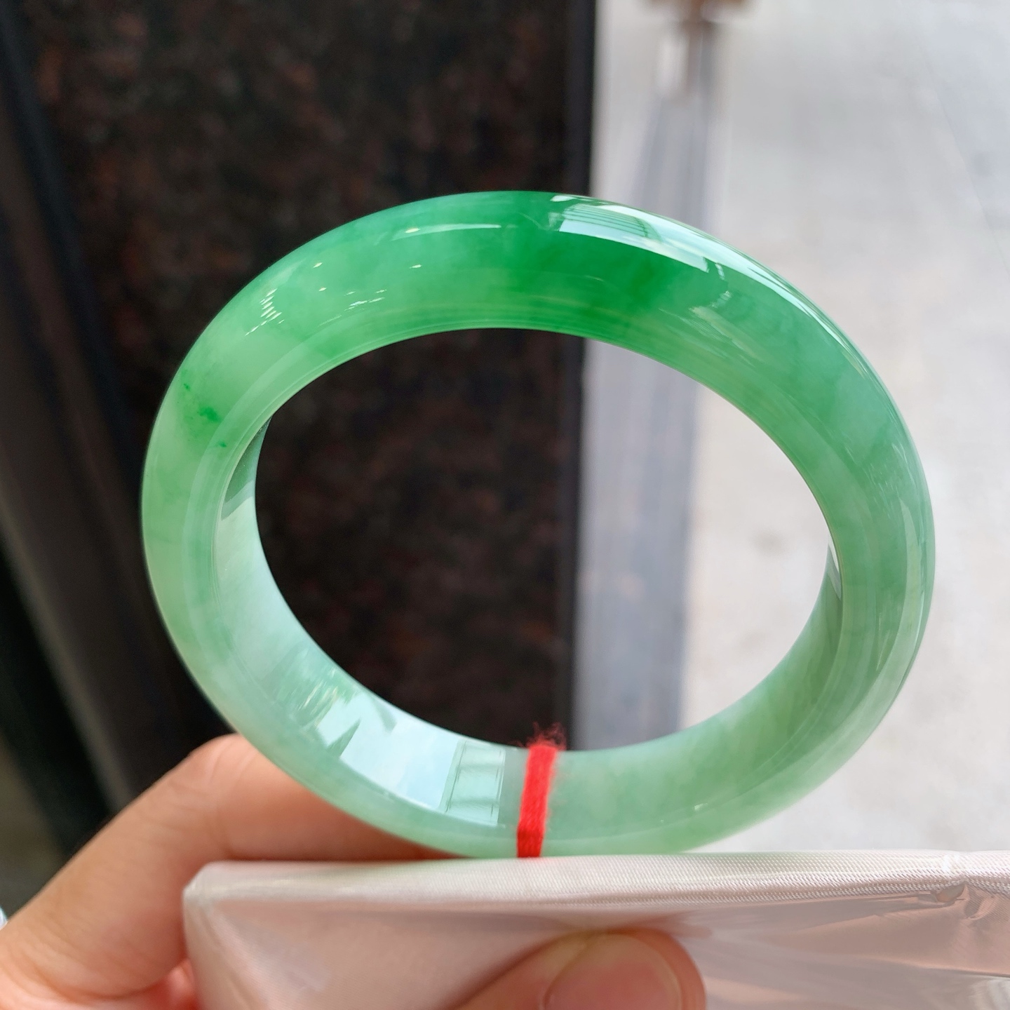 正圈飘绿 微细纹 尺寸：55.2/12.4/8.2 细腻