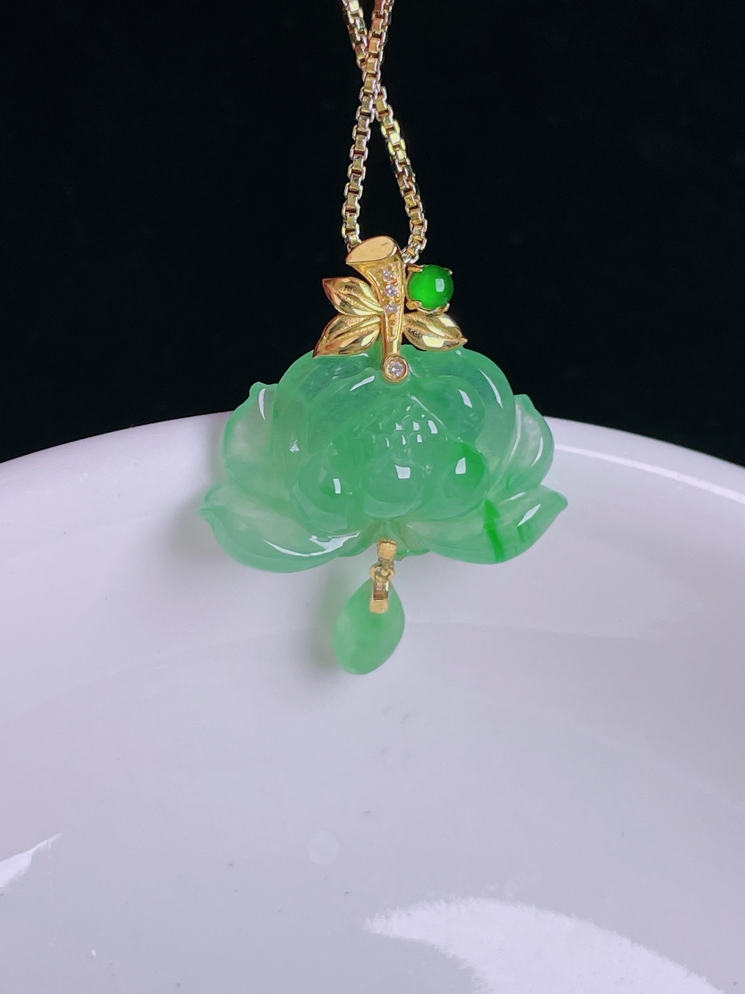 冰绿花开富贵，18k镶嵌，老种起光，细底通透，尺寸：24.4裸石12.4/19.4/6mm0915