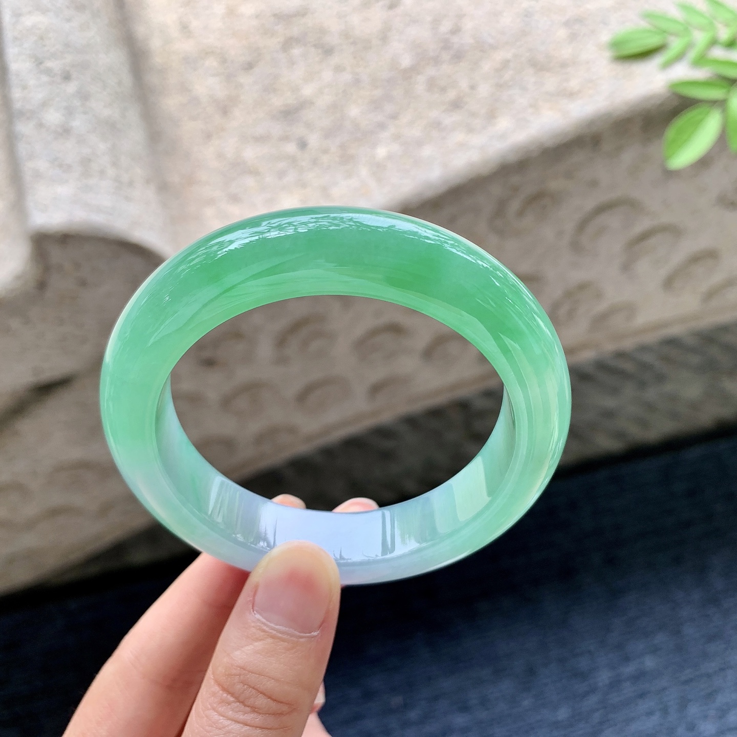 正圈55 56 圈口55.4/13.1/9.4 编码TT091640 糯冰椿彩，水润，种老，细腻，打灯有絮线