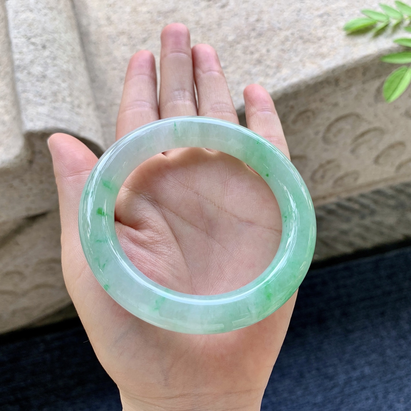 圆条56 57 圈口57.2/11.2/11 编码Q5091646 糯冰飘绿，水润，种老，细腻，打灯有絮线