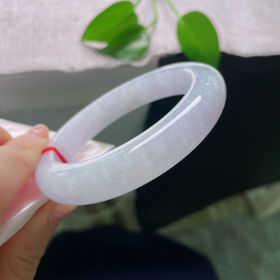58.7/12.1/10.2，正圈，皮纹，莹润细腻，浅浅的紫底色漫满整只镯身，如烟似雾，温柔得恰到好处。ss59028a