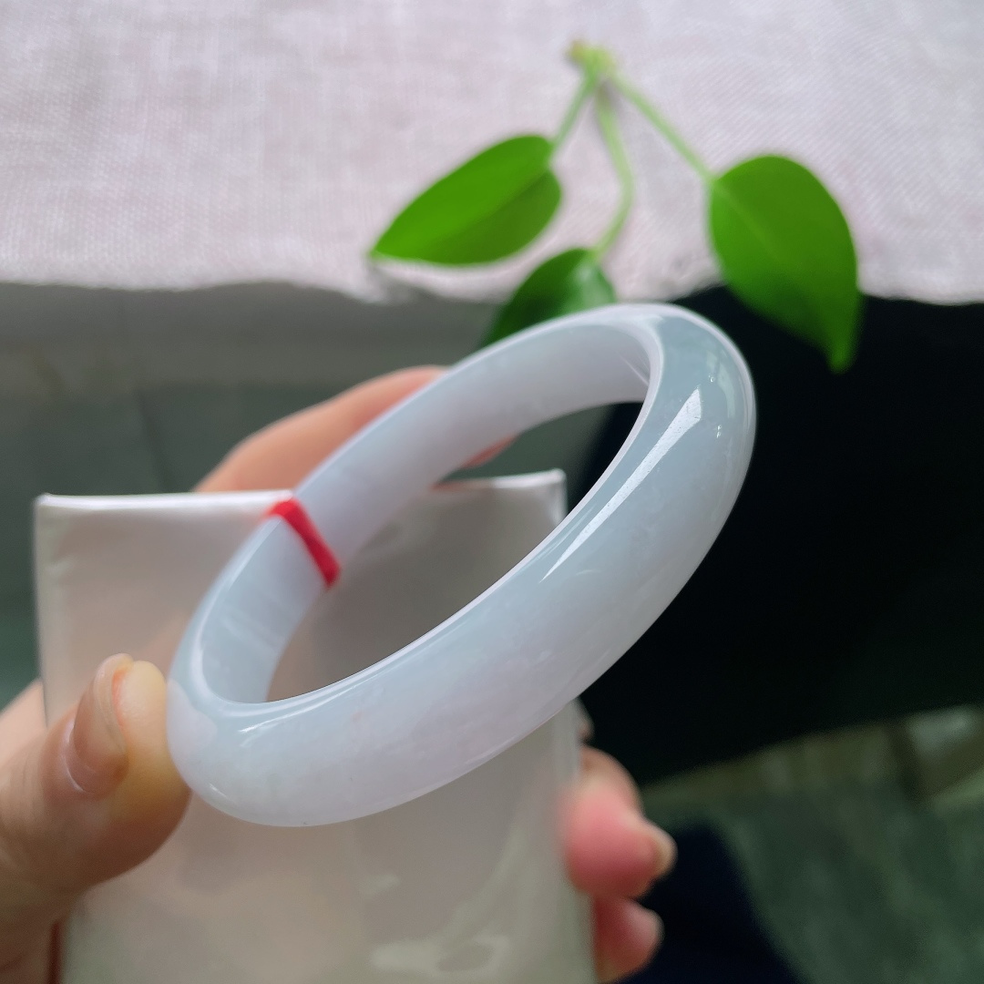 58.8/12/8.4，正圈，无裂，洒金平安镯，玉质温润细腻，点点金韵散落在素玉之上，温柔别致。ss58761a