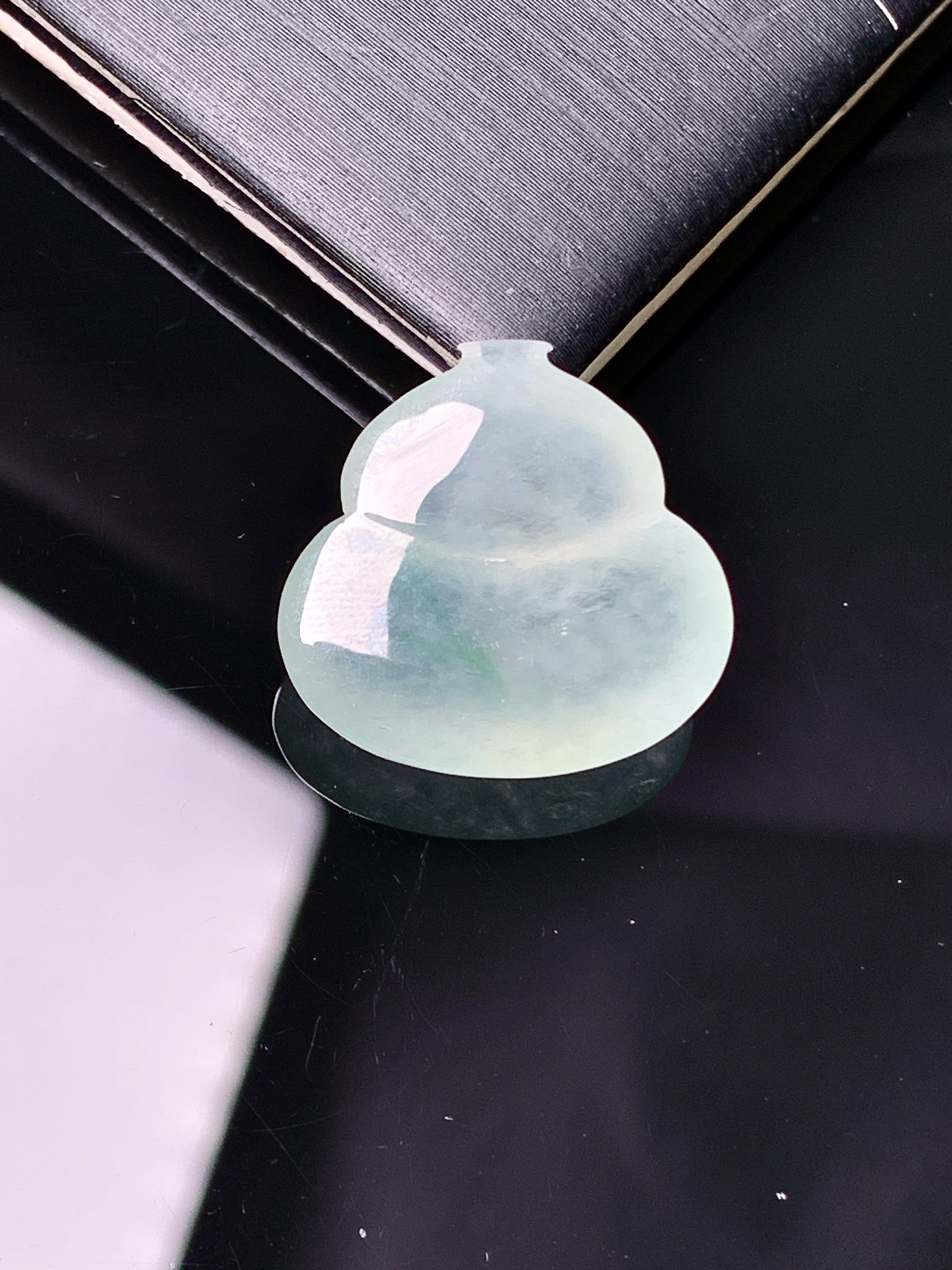 冰种葫芦吊坠 玉质细腻 色泽艳丽清新 水润亮眼 整体尺寸18.5*19*6.8 yz