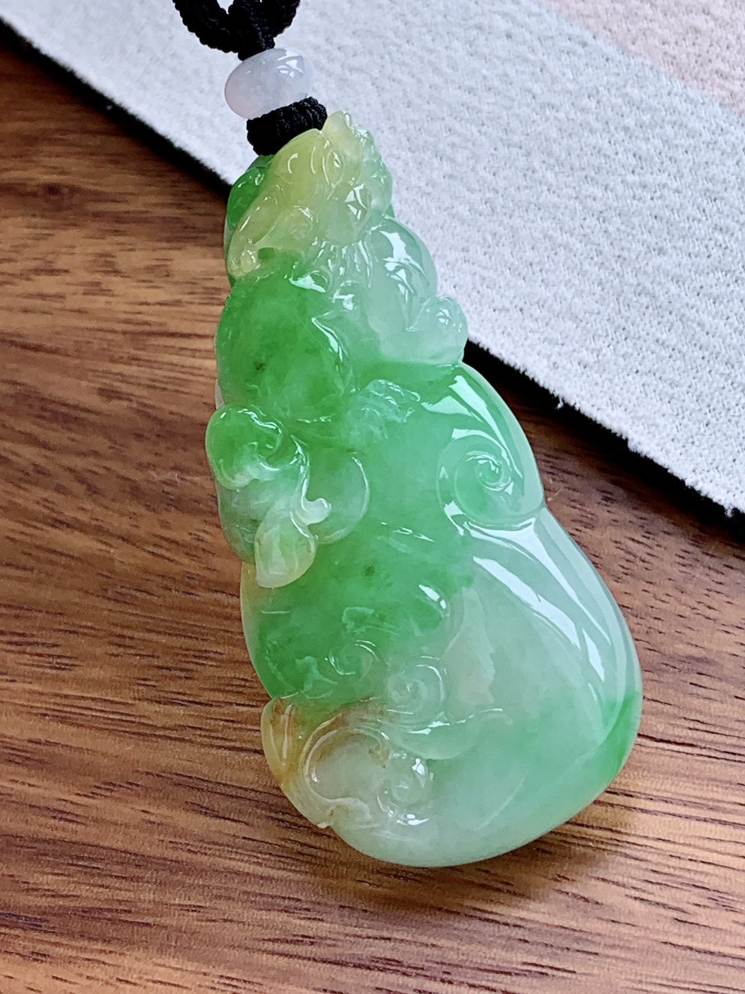 【裸石】冰飘阳绿大如意貔貅牌吊坠 【说明】缅甸 性比高 大件 超厚 飘黄翡 【尺寸】59.7-38.4-10.3 【重量】35克