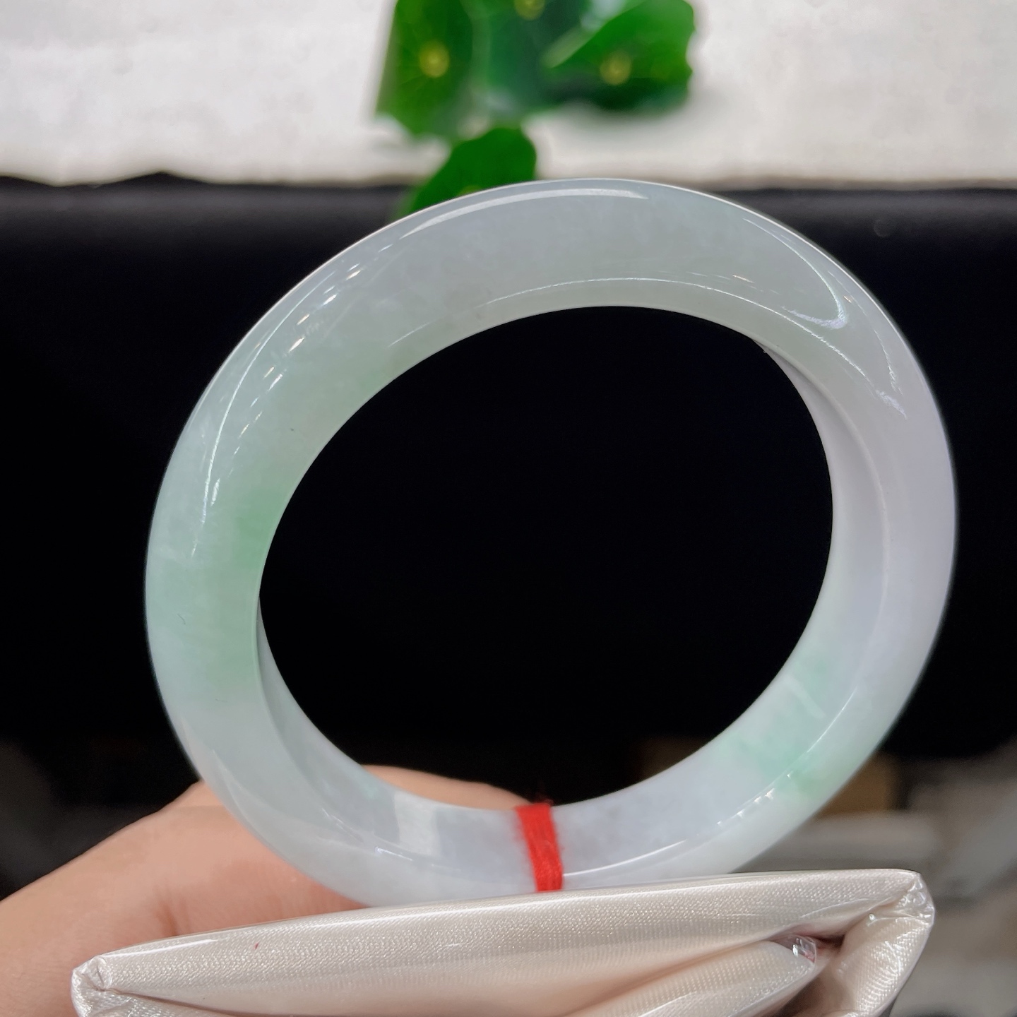 天然翡翠手镯 圈口56.8/12.1/9.0，白底飘绿正圈，56/57/可戴，腕间一点绿，岁岁皆安愉。无裂。