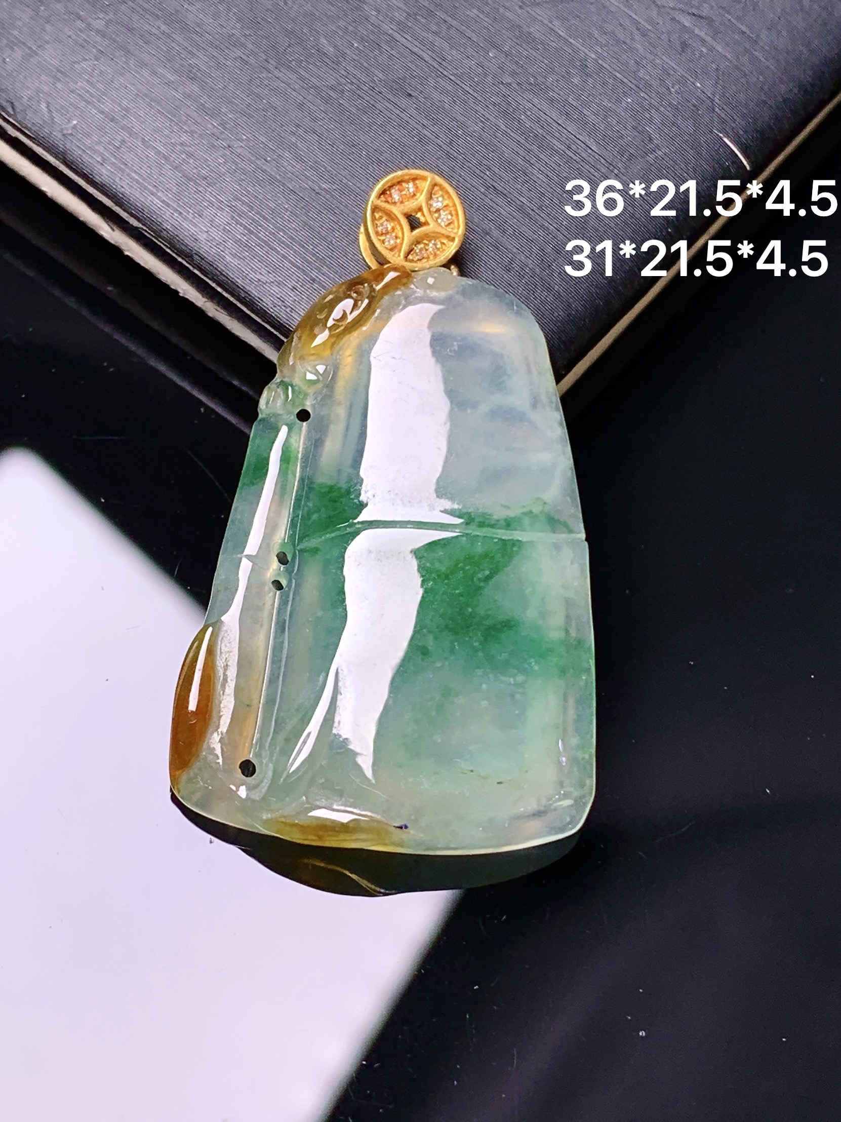 18k金镶嵌飘绿竹节吊坠 玉质细腻 色泽艳丽清新 水润亮眼 整体尺寸36*21.5*4.5 e6