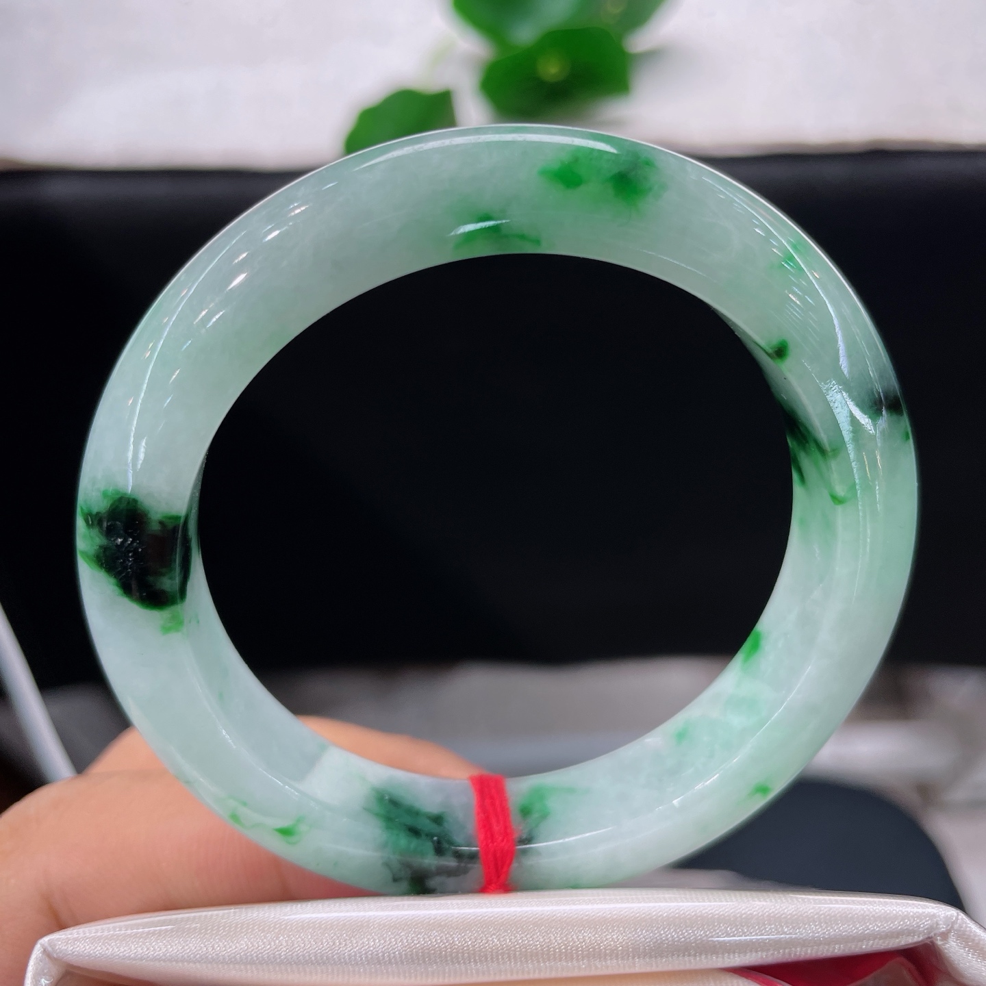 天然翡翠手镯 圈口54.7/11.8/9.1，辣绿飘花正圈，54/55正圈可戴，青底生翠墨，繁花落玉