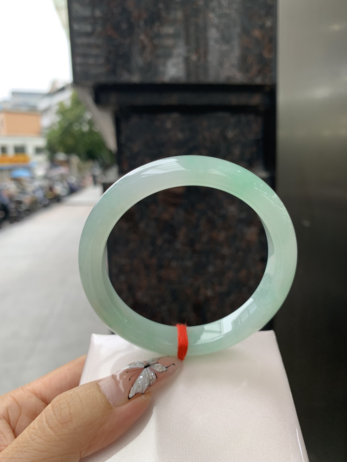 飘绿花正圈 57.1-8.4-11.1 0304-2X47 无裂，底妆冰润，满圈飘绿花点缀，简约却充满灵气，清新如芽，宛若自然的画卷凝结于腕间，静中带动，韵味悠长。